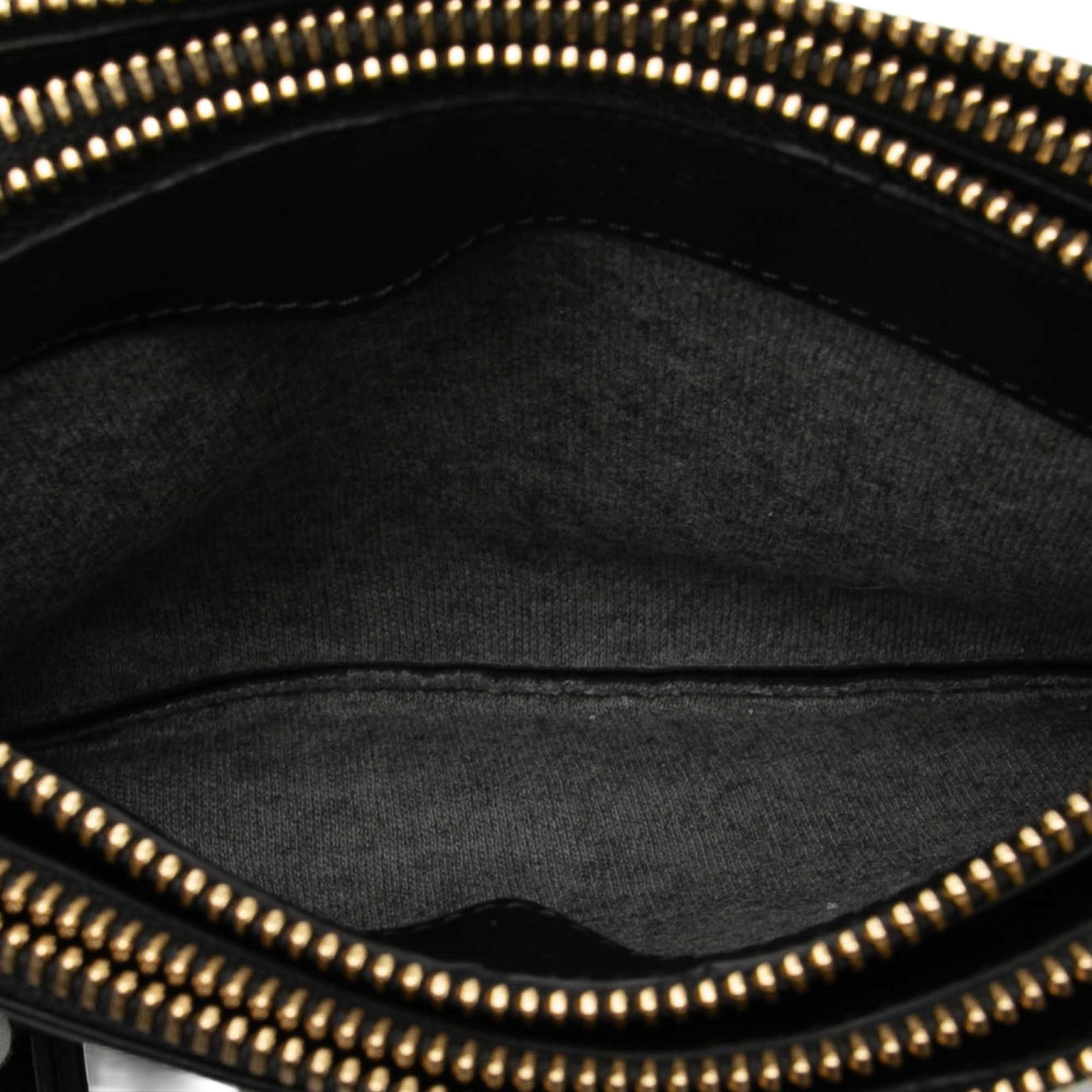 Celine Small Lambskin Trio Crossbody, från Luxclusif, i färgen black. Klicka för att öppna bilden i stort format