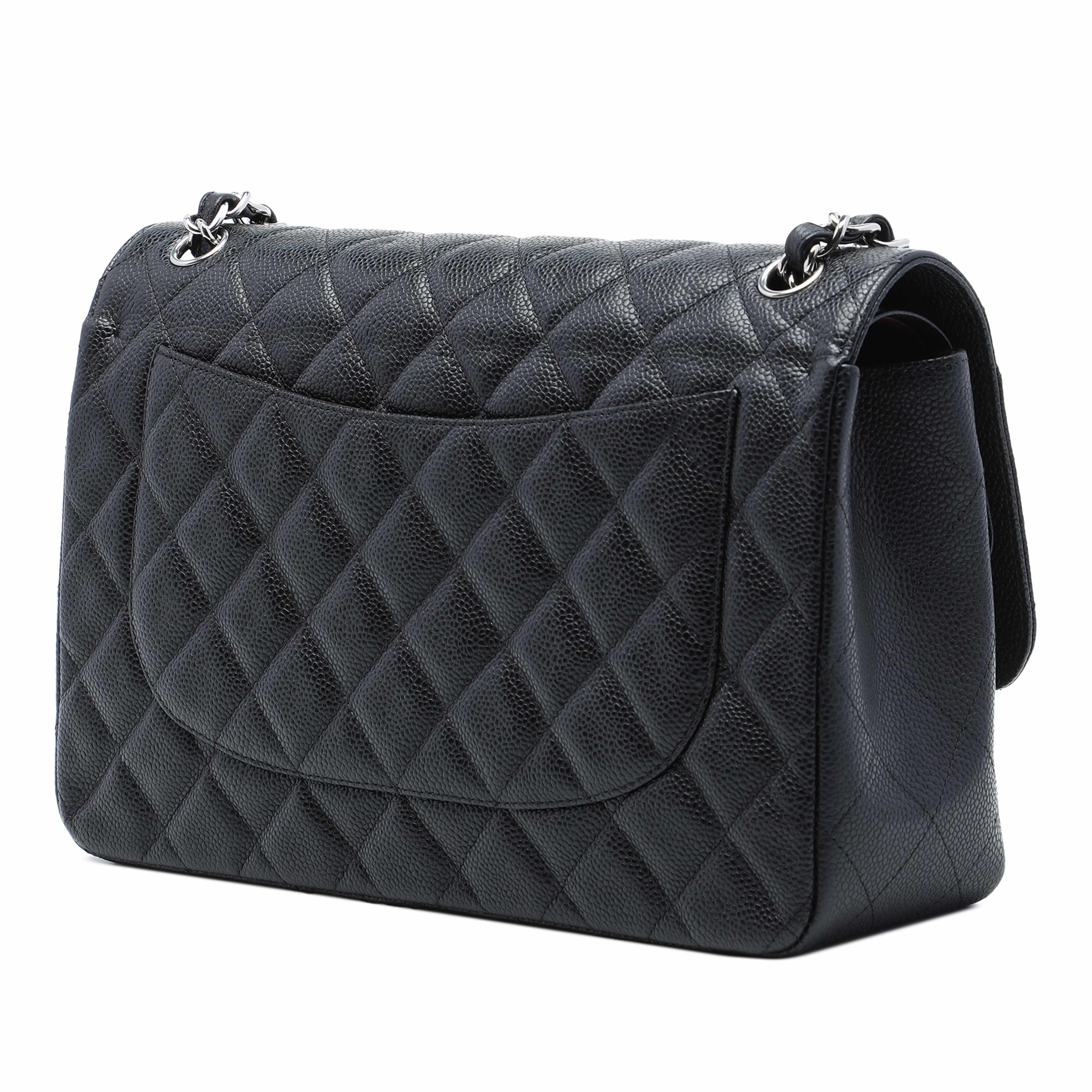 Chanel Jumbo Classic Caviar Double Flap, från Luxclusif, i färgen svart. Klicka för att öppna bilden i stort format