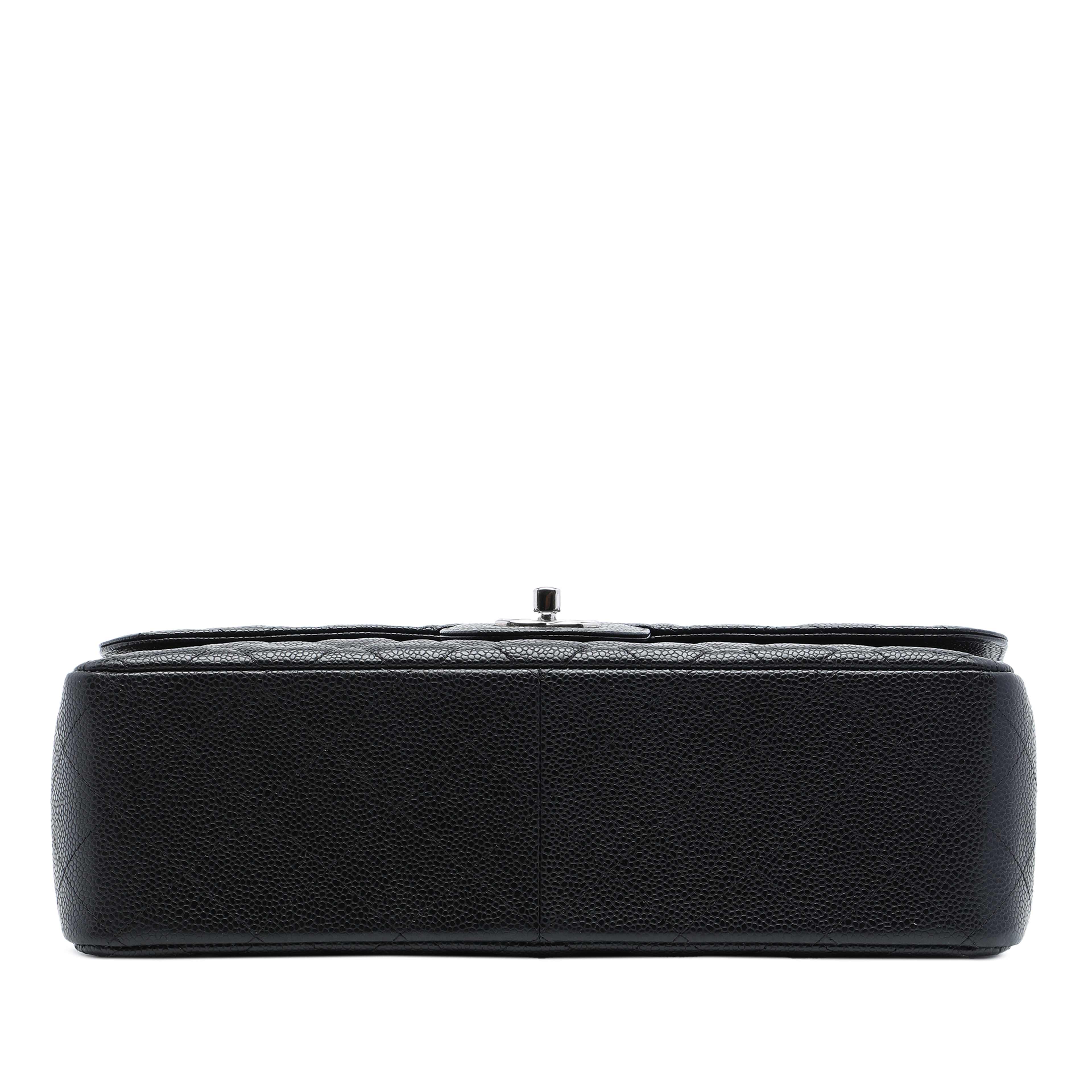 Chanel Jumbo Classic Caviar Double Flap, från Luxclusif, i färgen svart. Klicka för att öppna bilden i stort format