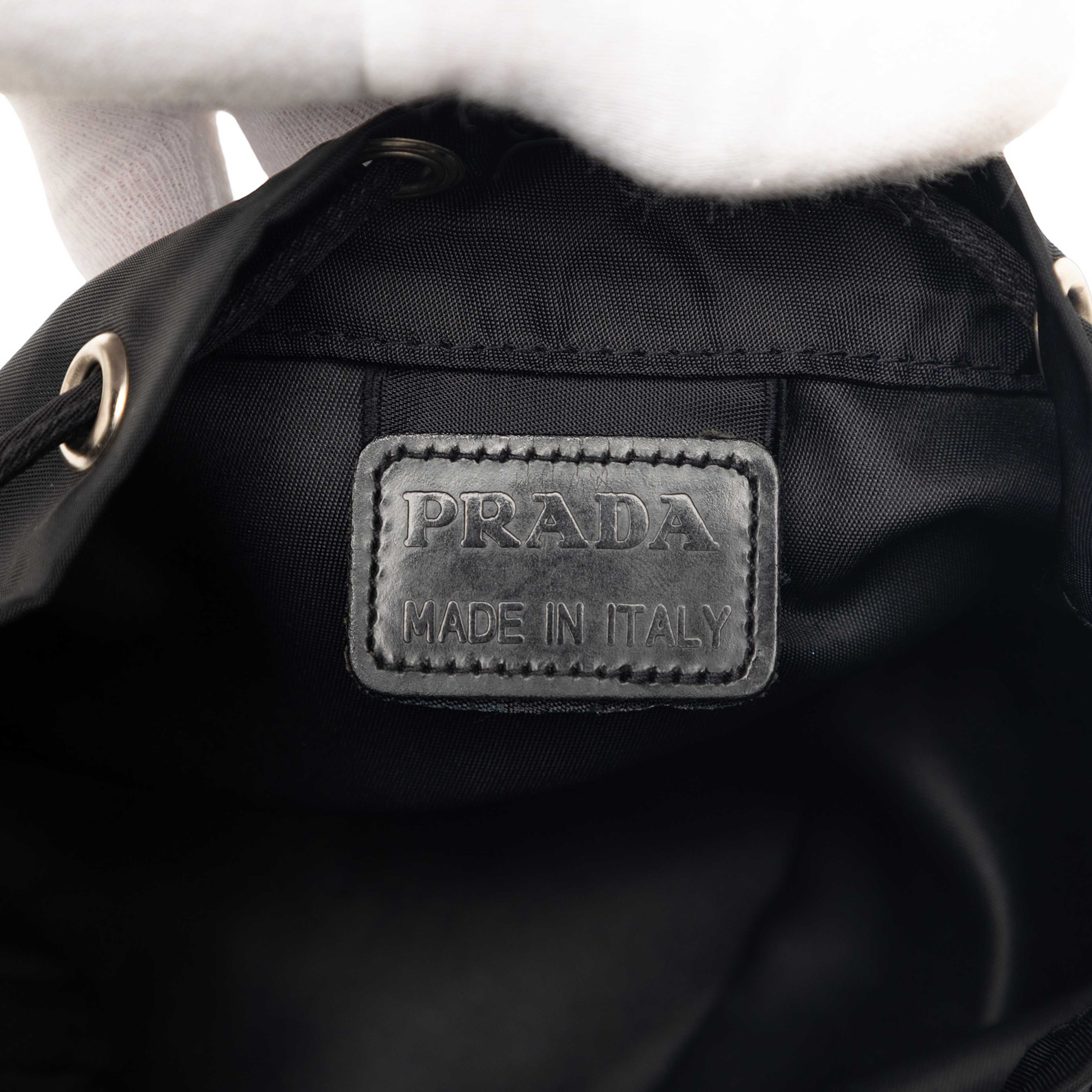 Prada Tessuto Drawstring Pouch, från Luxclusif, i färgen black. Klicka för att öppna bilden i stort format
