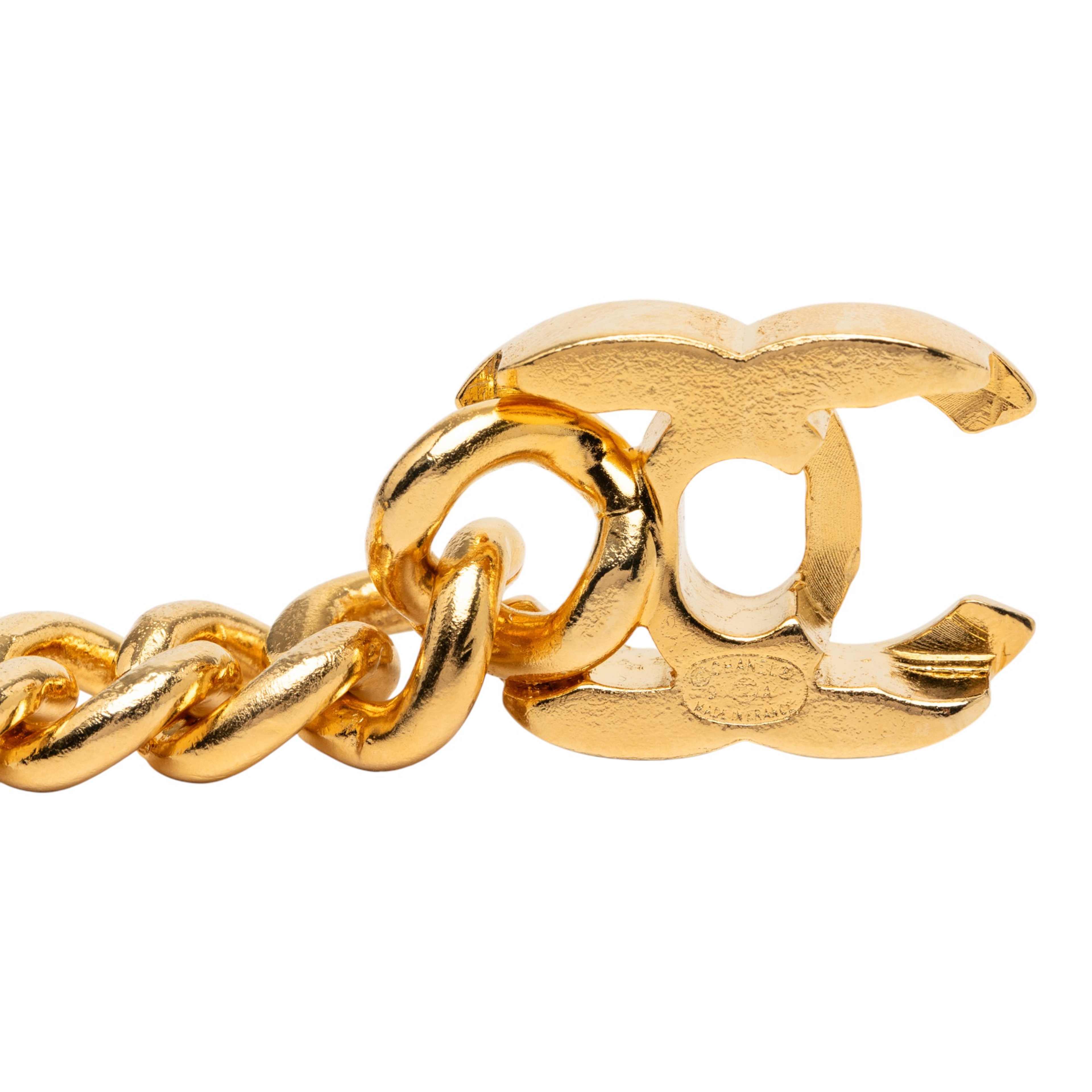 Chanel Gold Plated Cc Turn Lock Bracelet, från Luxclusif, i färgen gold. Klicka för att öppna bilden i stort format