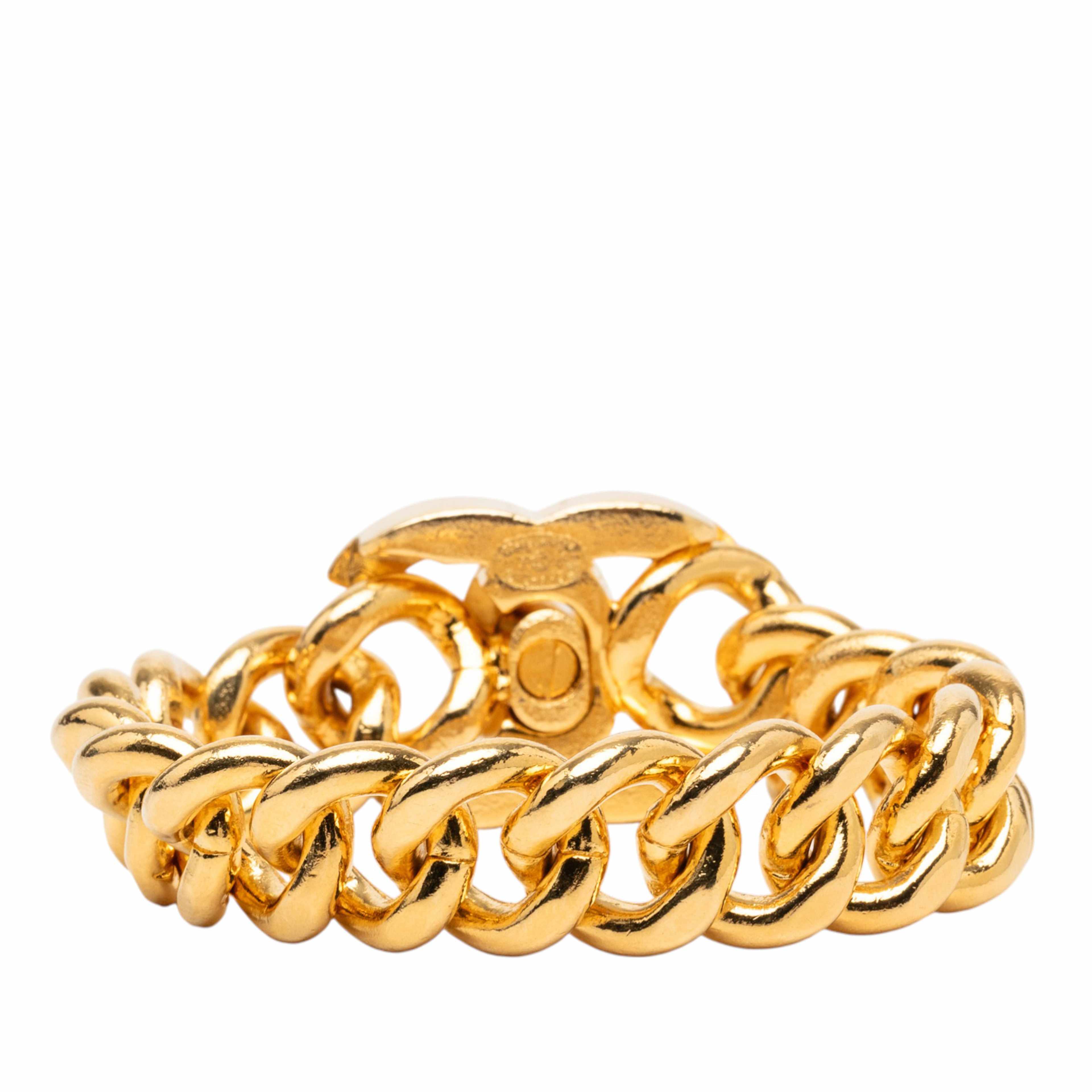 Chanel Gold Plated Cc Turn Lock Bracelet, från Luxclusif, i färgen gold. Klicka för att öppna bilden i stort format