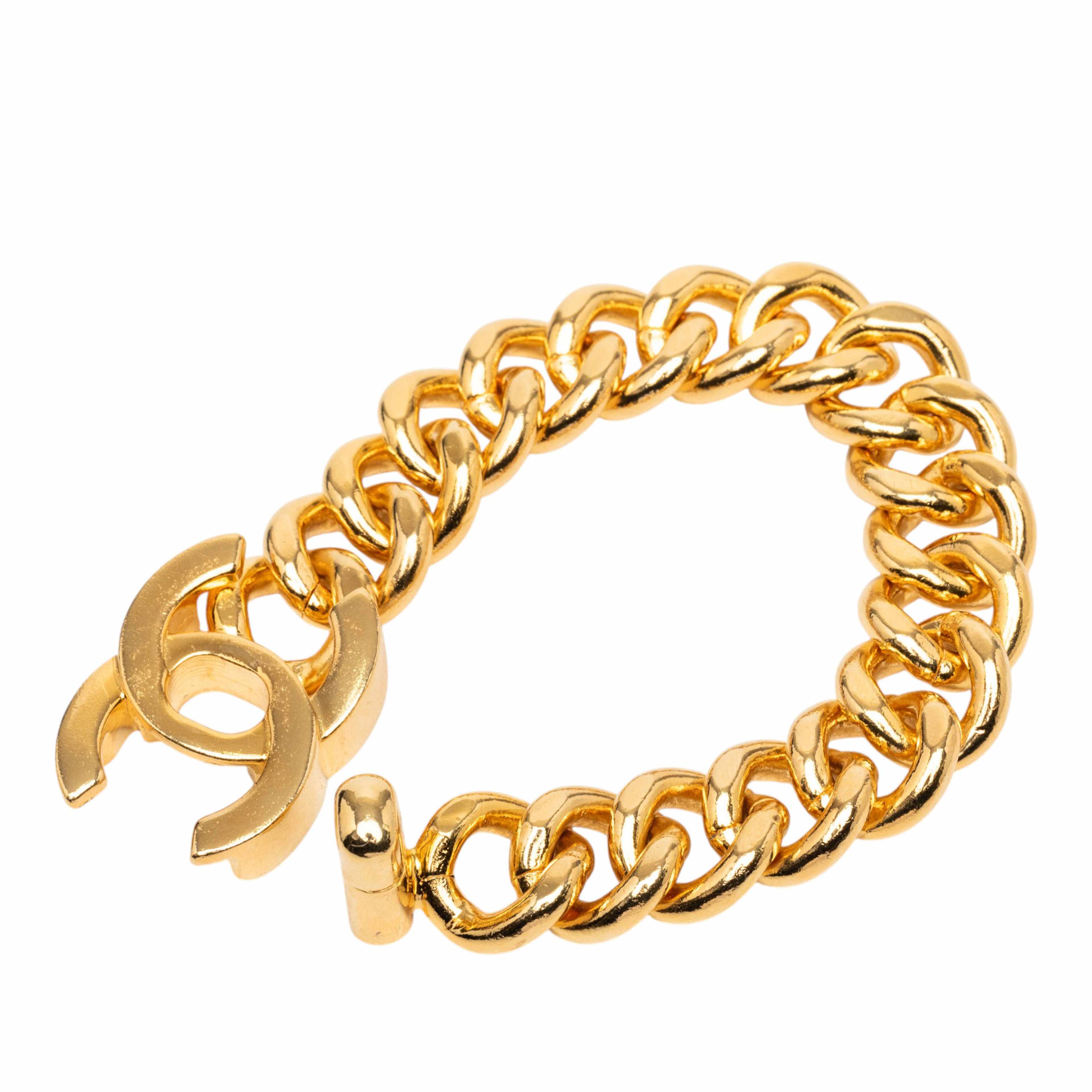 Chanel Gold Plated Cc Turn Lock Bracelet, från Luxclusif, i färgen gold. Klicka för att öppna bilden i stort format