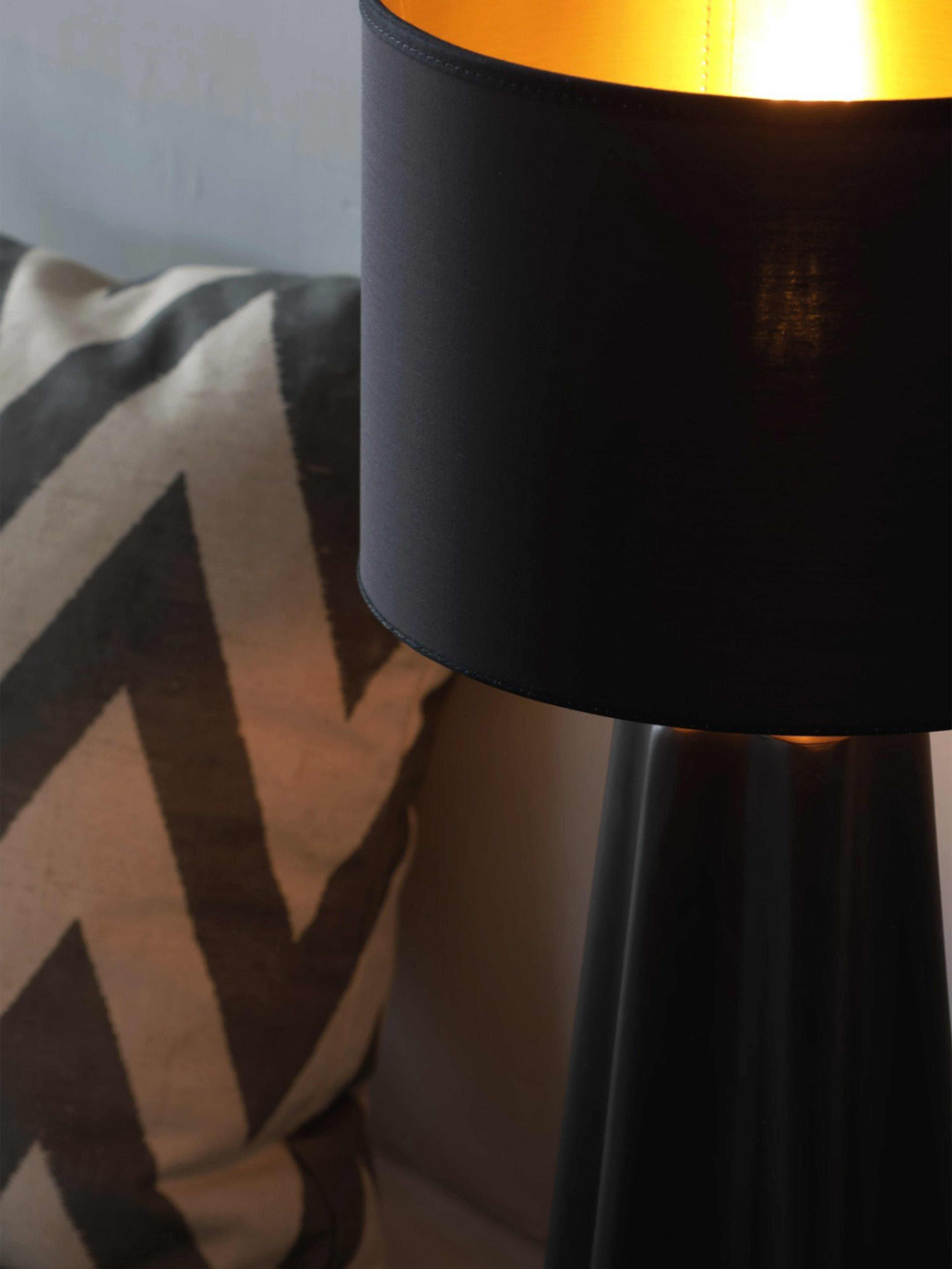 Aira Bordslampa, från PR Home, i färgen svart/mässing. Klicka för att öppna bilden i stort format