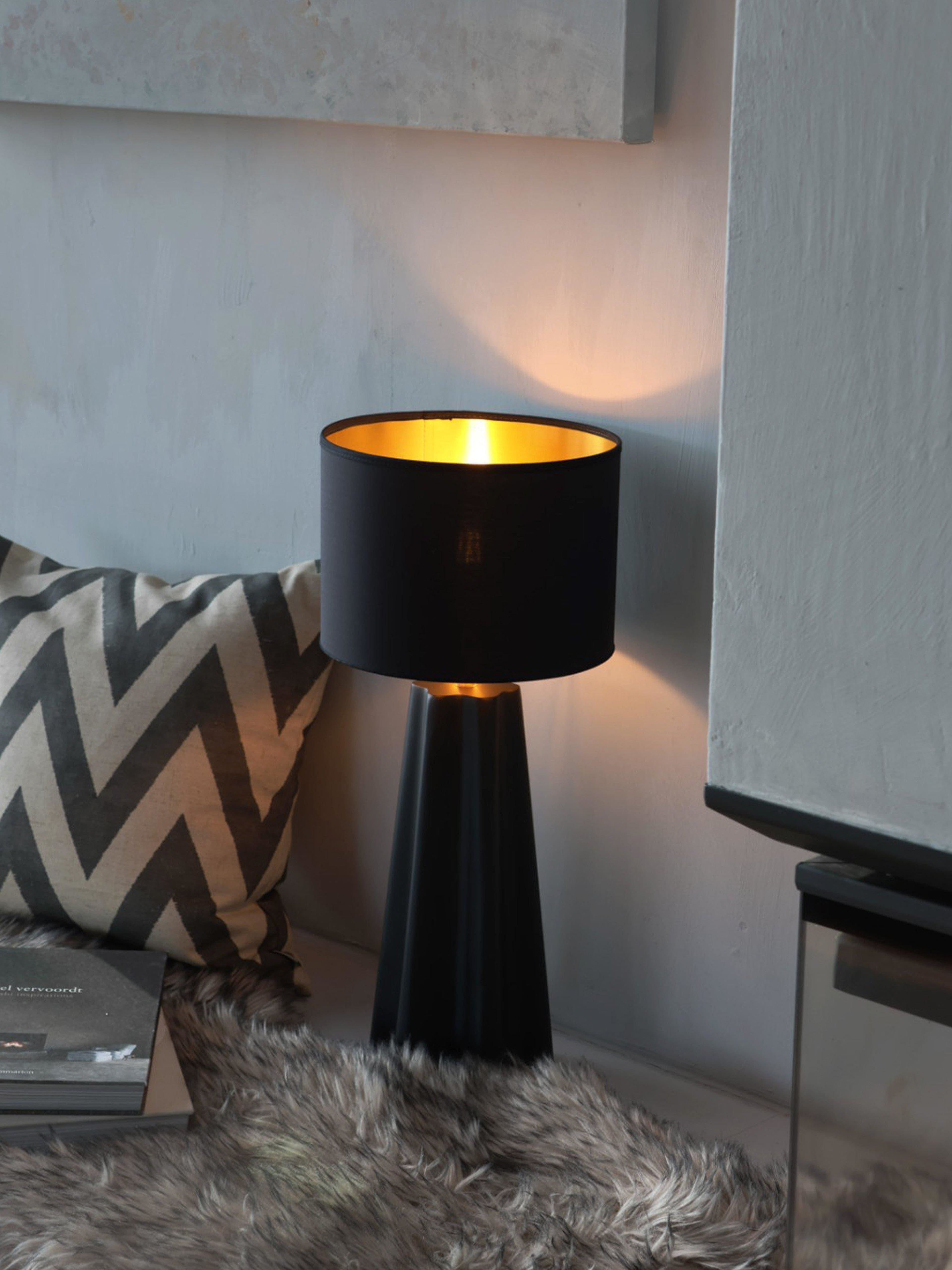 Aira Bordslampa, från PR Home, i färgen svart/mässing. Klicka för att öppna bilden i stort format