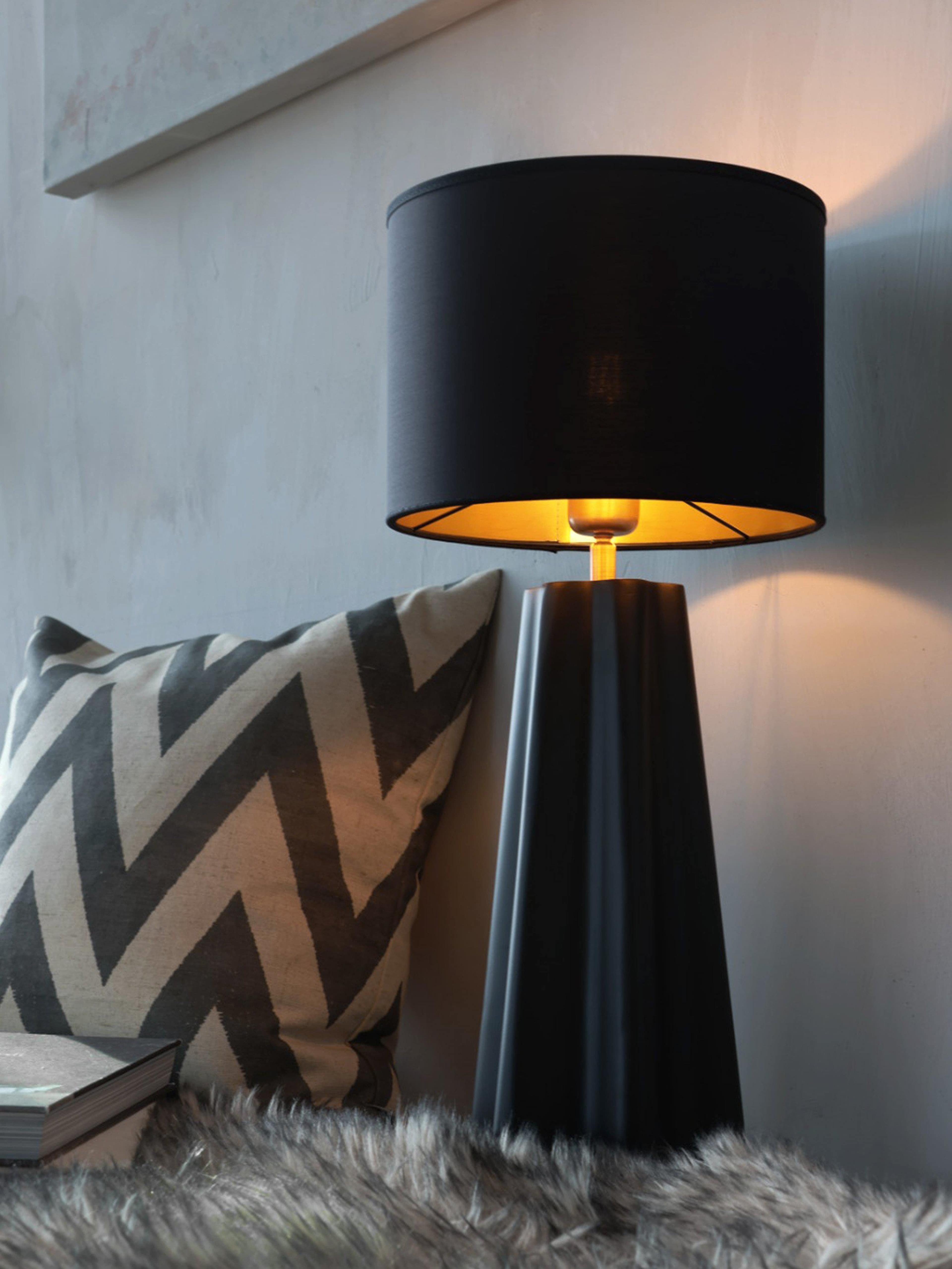 Aira Bordslampa, från PR Home, i färgen svart/mässing. Klicka för att öppna bilden i stort format