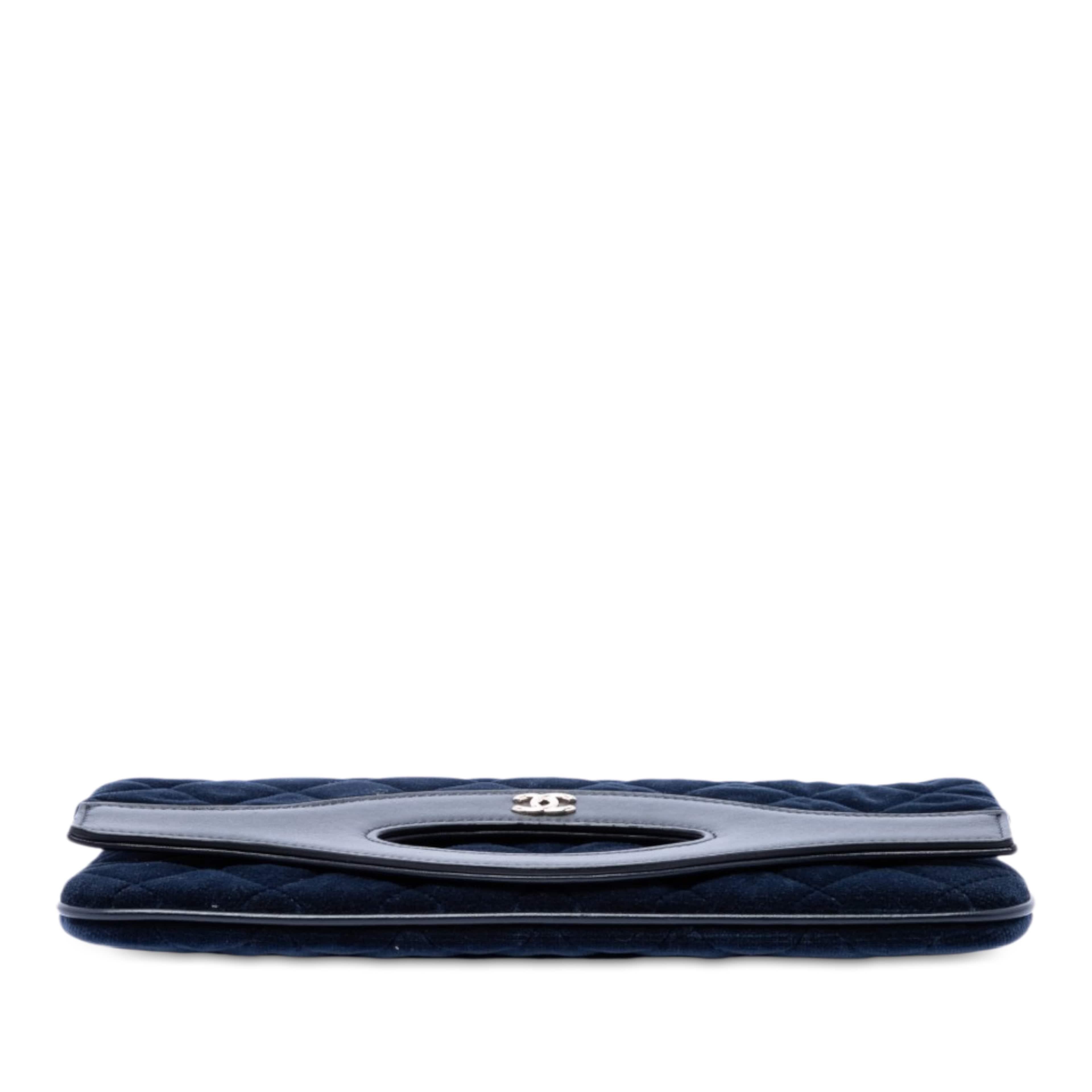 Chanel Small Quilted Velvet 31 Clutch, från Luxclusif, i färgen blå. Klicka för att öppna bilden i stort format