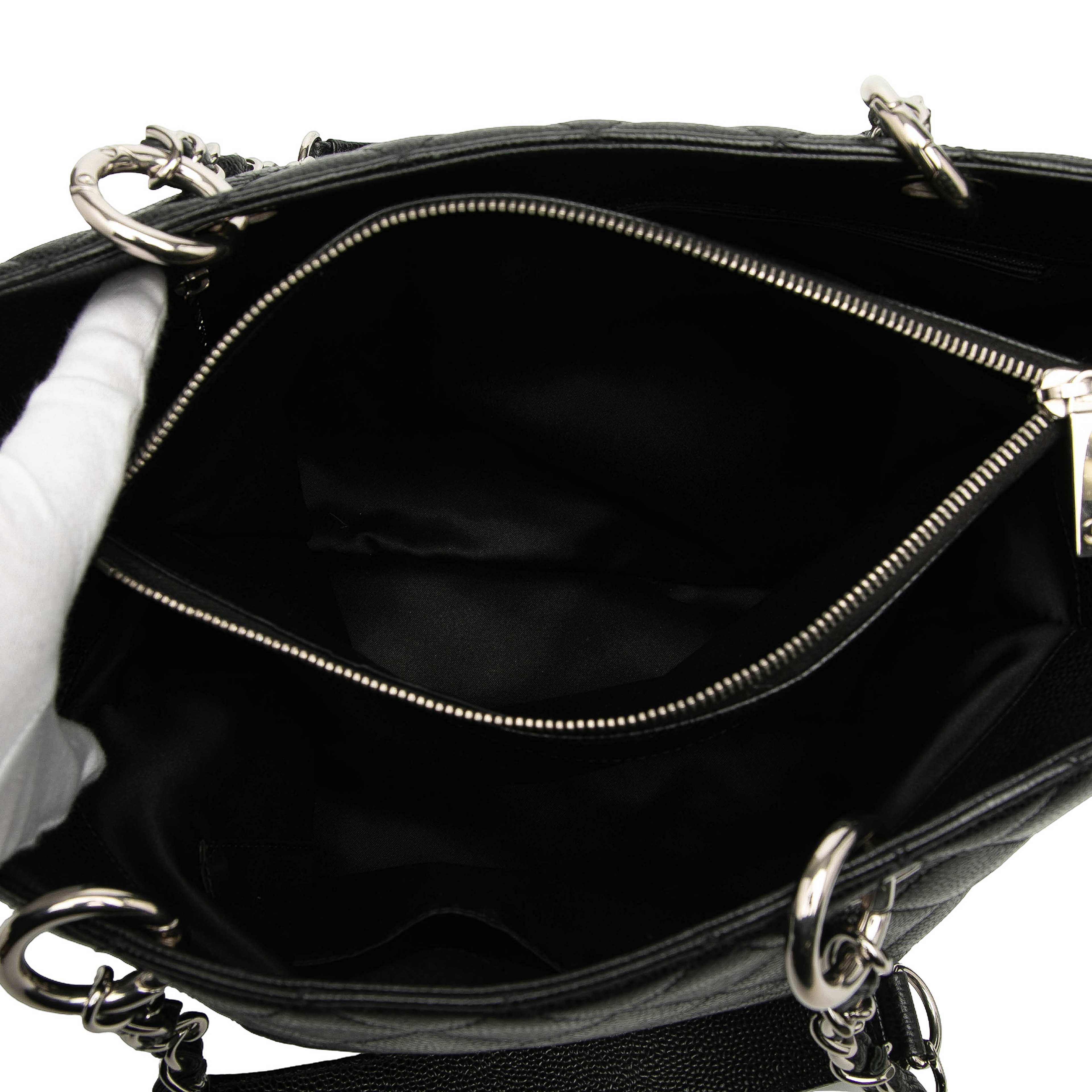 Chanel Caviar Grand Shopping Tote, från Luxclusif, i färgen black. Klicka för att öppna bilden i stort format