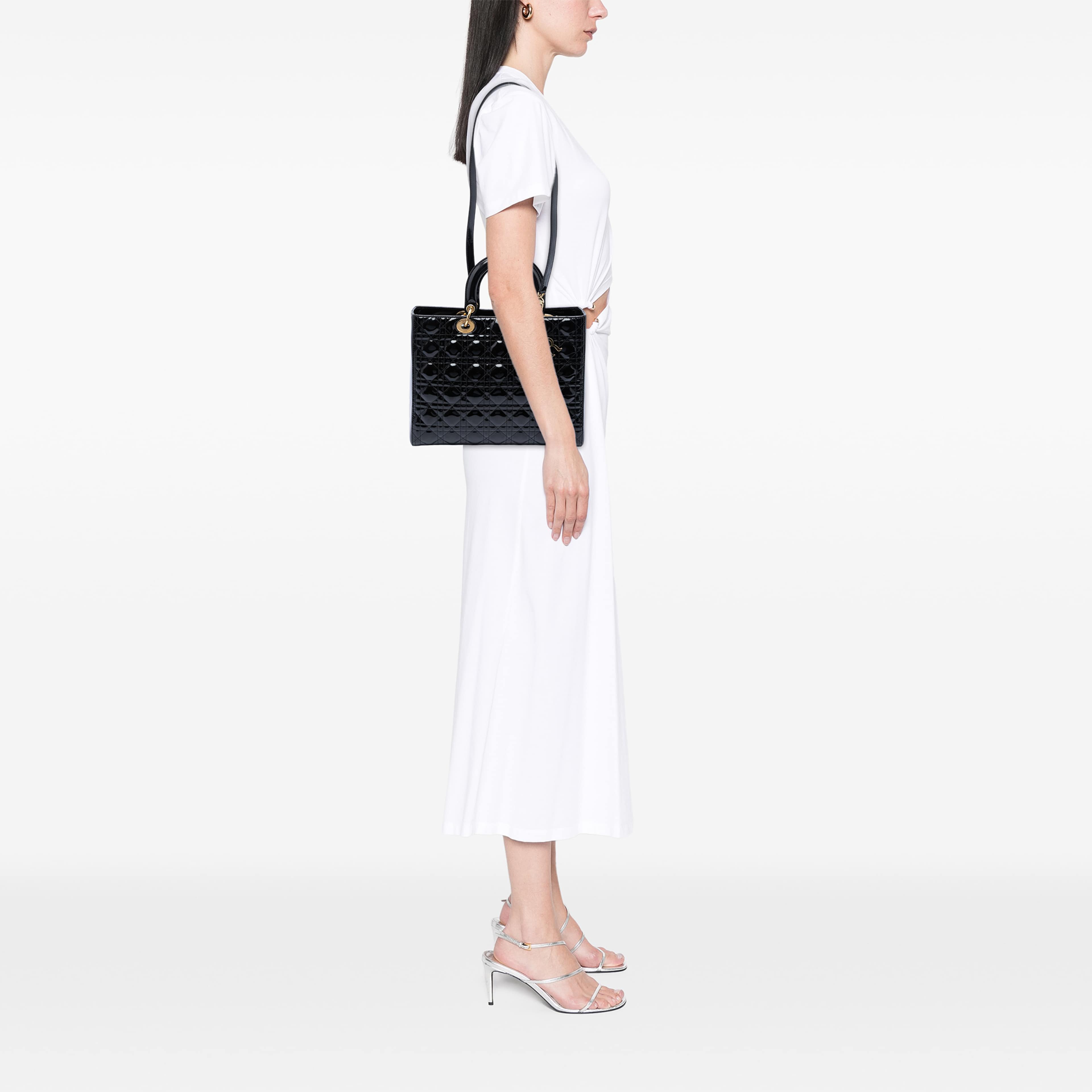 Dior Large Patent Cannage Lady Dior, från Luxclusif, i färgen svart. Klicka för att öppna bilden i stort format