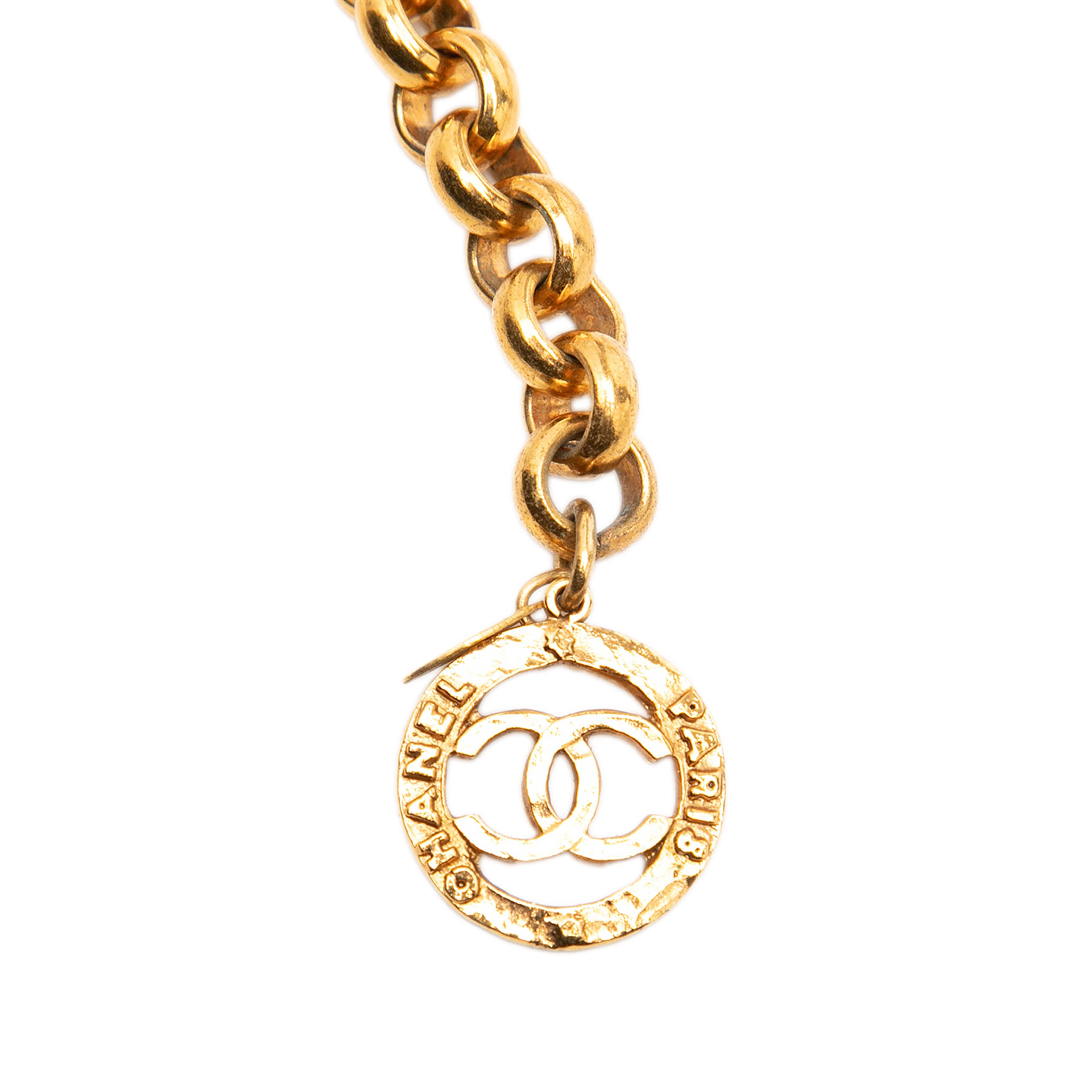 Chanel Cc Gold Plated Medallion Chain Belt, från Luxclusif, i färgen gold. Klicka för att öppna bilden i stort format