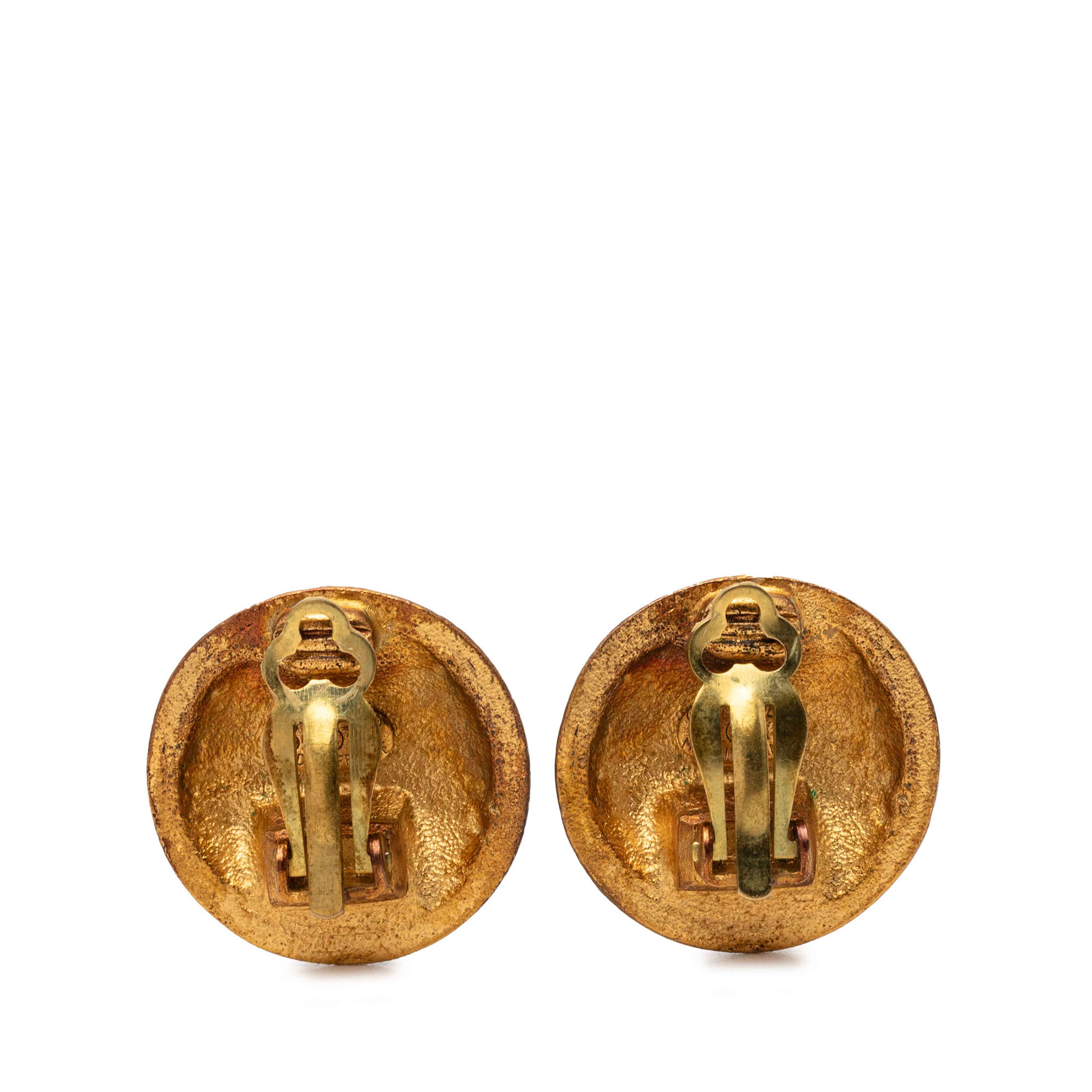 Chanel Cc Gold Plated Enamel Clip On Earrings, från Luxclusif, i färgen gold. Klicka för att öppna bilden i stort format