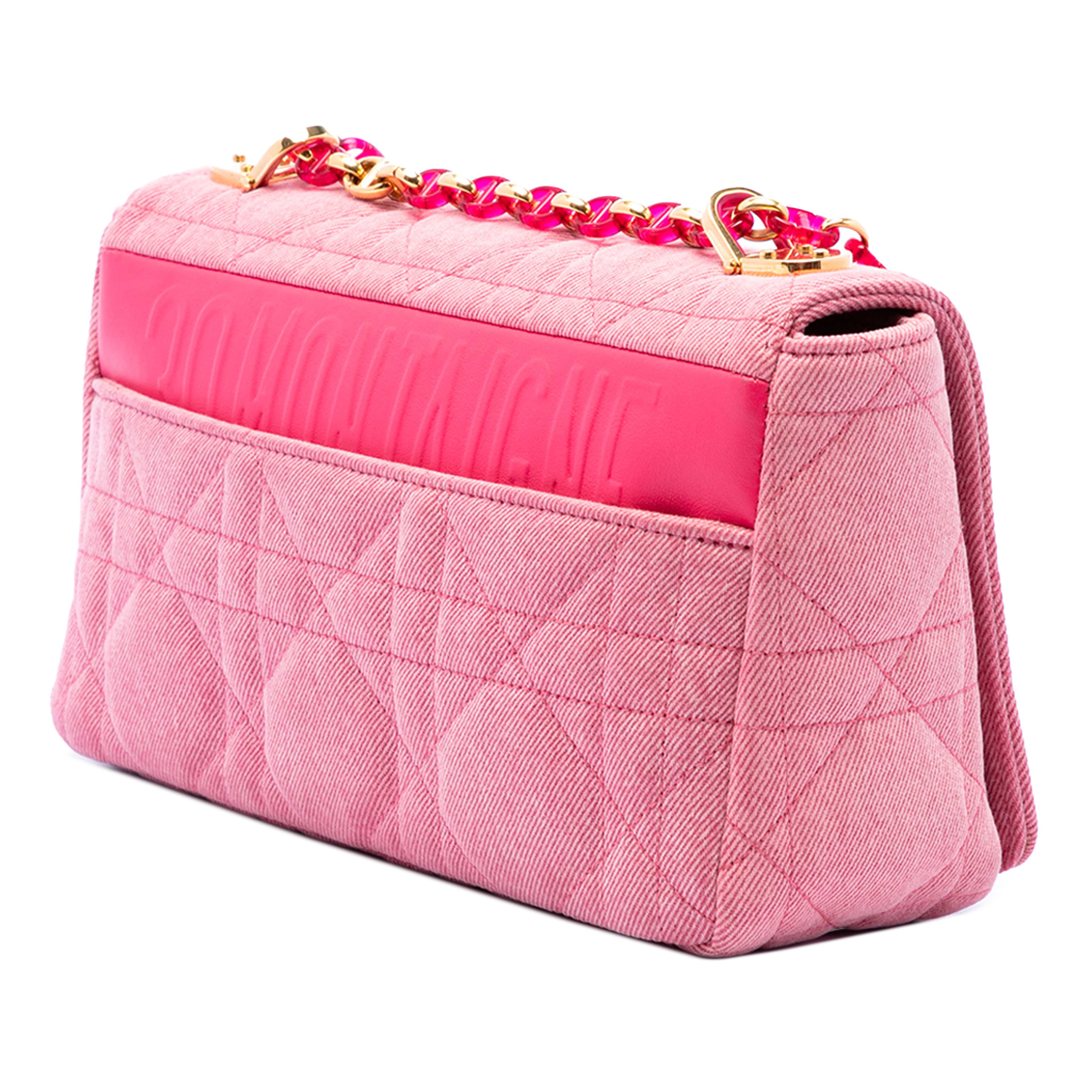 Dior Medium Denim Macrocannage Caro Bag, från Luxclusif, i färgen rosa. Klicka för att öppna bilden i stort format