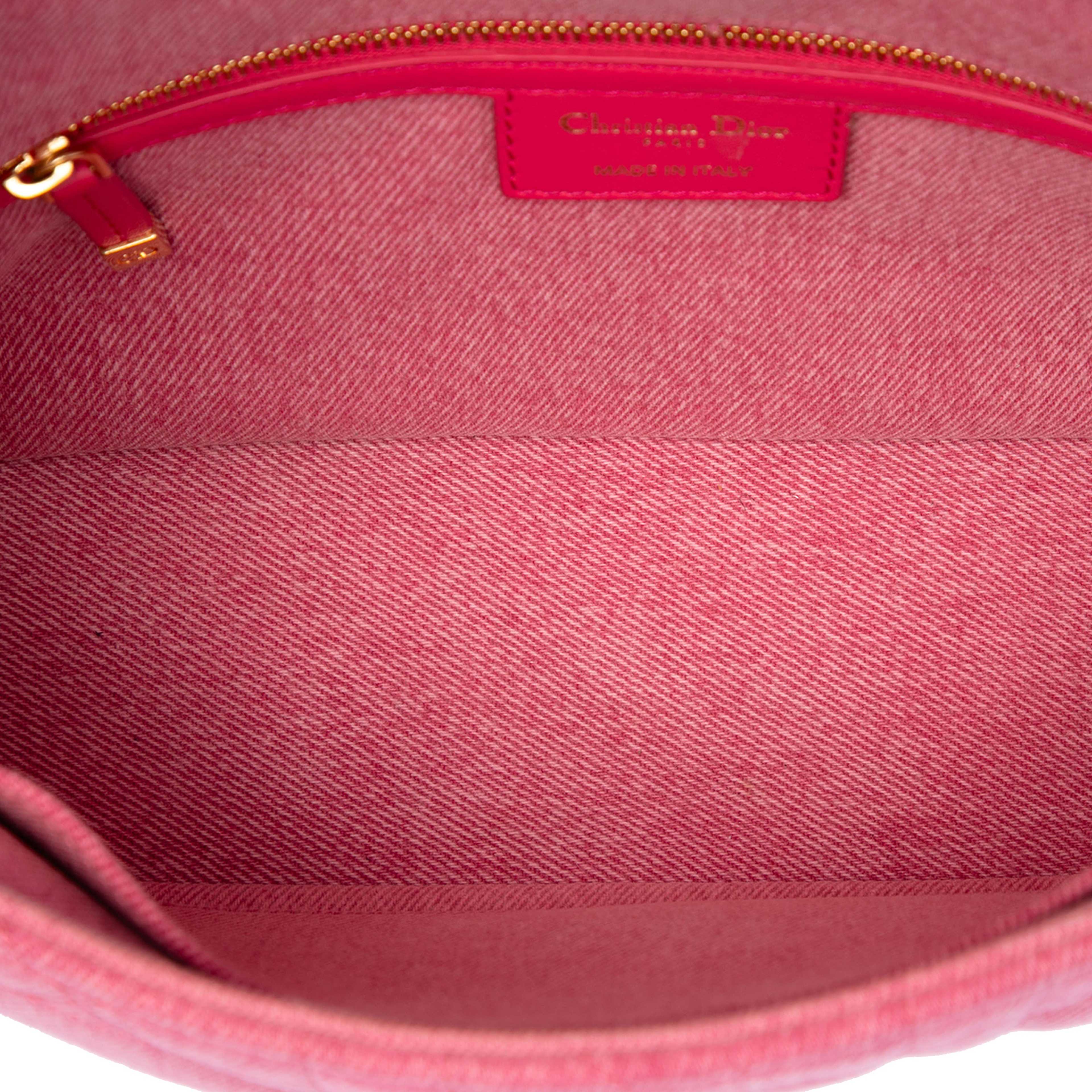 Dior Medium Denim Macrocannage Caro Bag, från Luxclusif, i färgen rosa. Klicka för att öppna bilden i stort format