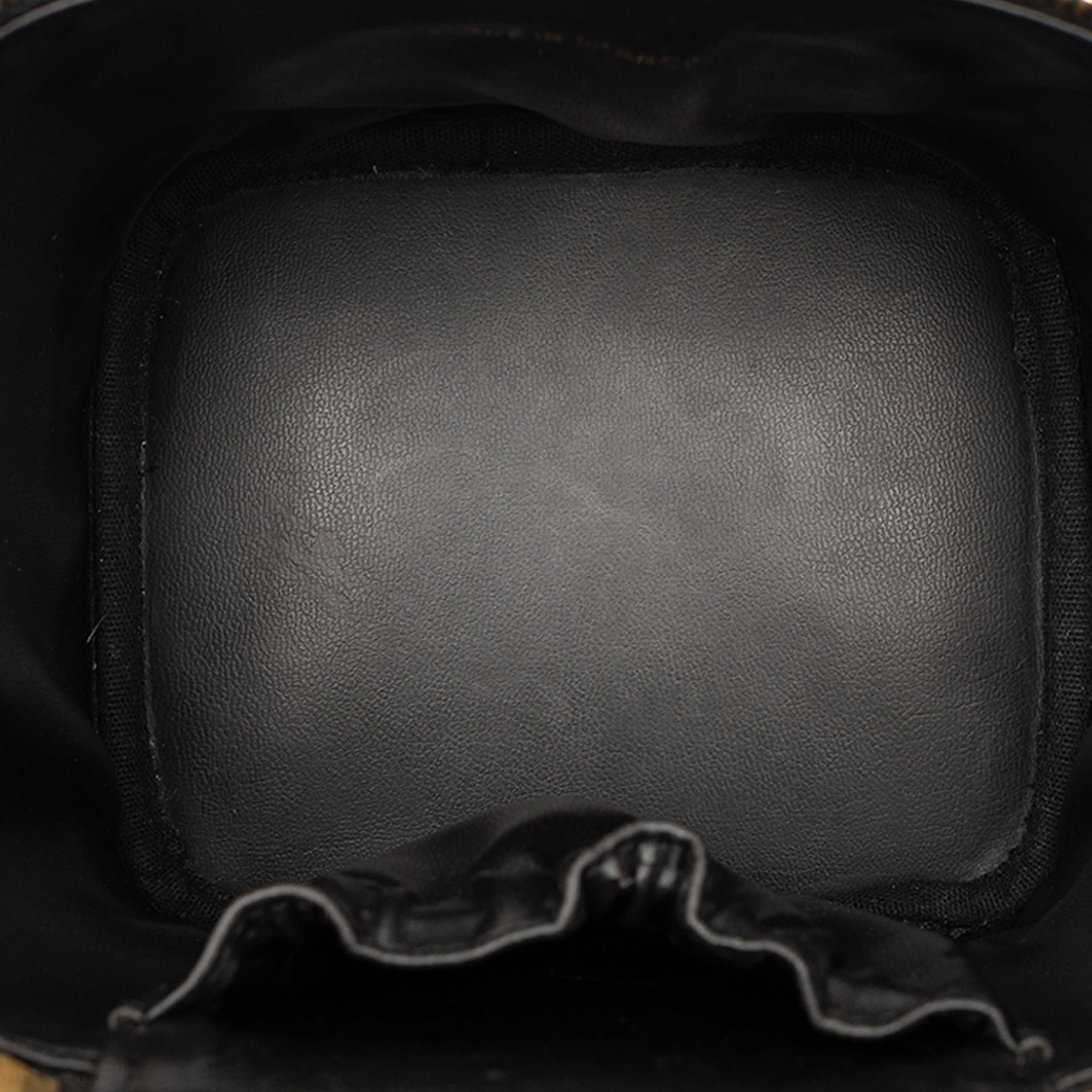 Chanel Cc Caviar Vanity Bag, från Luxclusif, i färgen black. Klicka för att öppna bilden i stort format