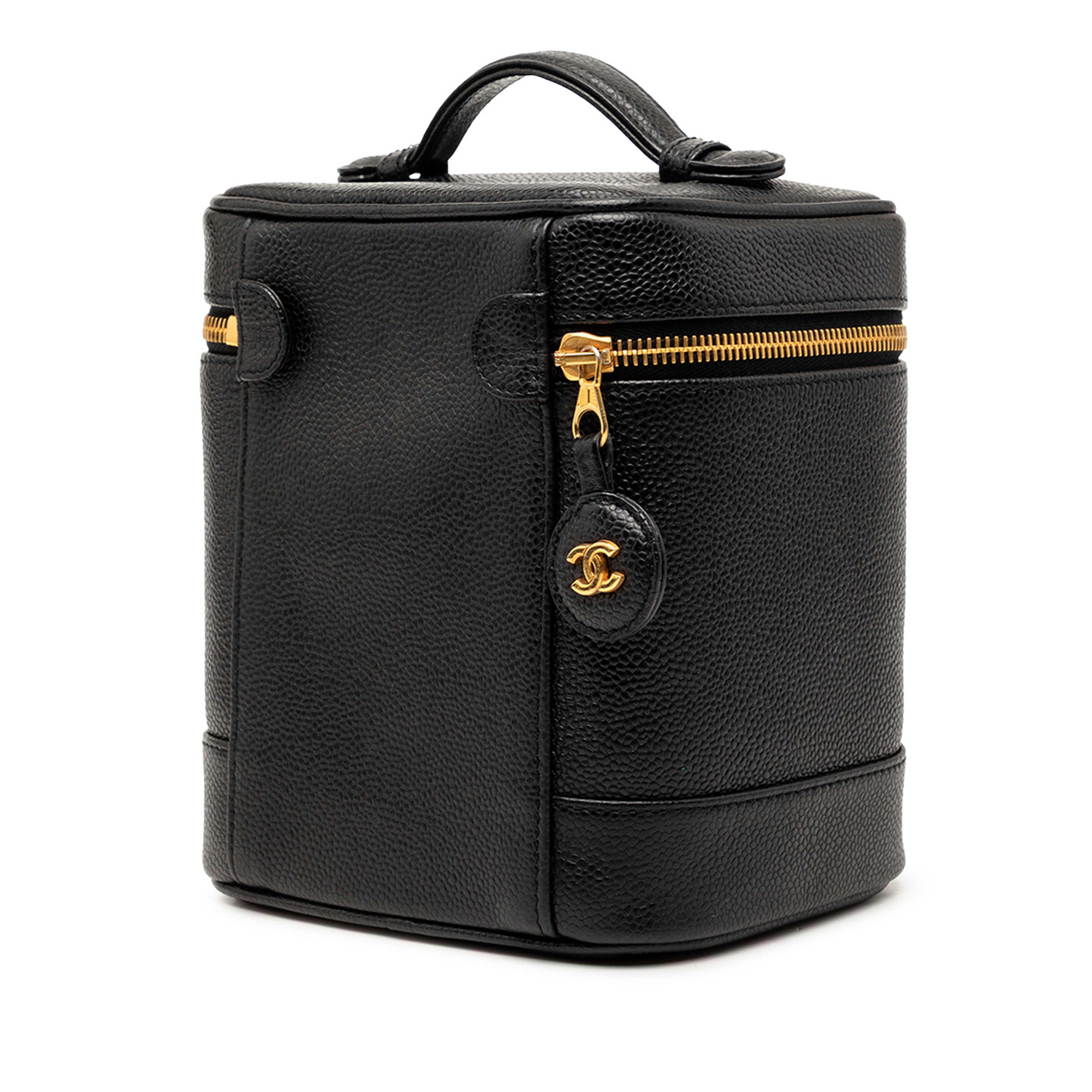 Chanel Cc Caviar Vanity Bag, från Luxclusif, i färgen svart. Klicka för att öppna bilden i stort format
