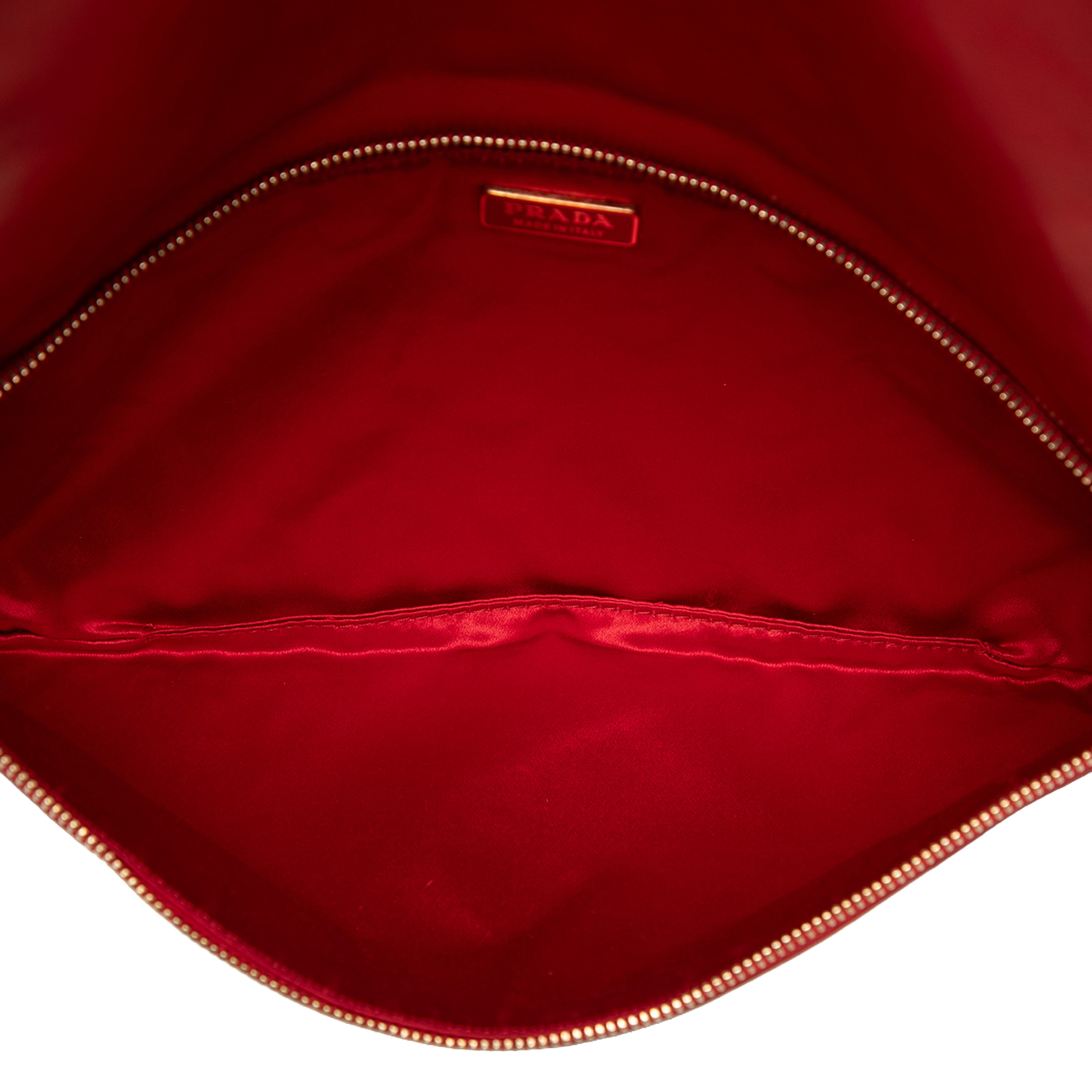 Prada Nappa Grommet Shoulder Bag, från Luxclusif, i färgen röd. Klicka för att öppna bilden i stort format