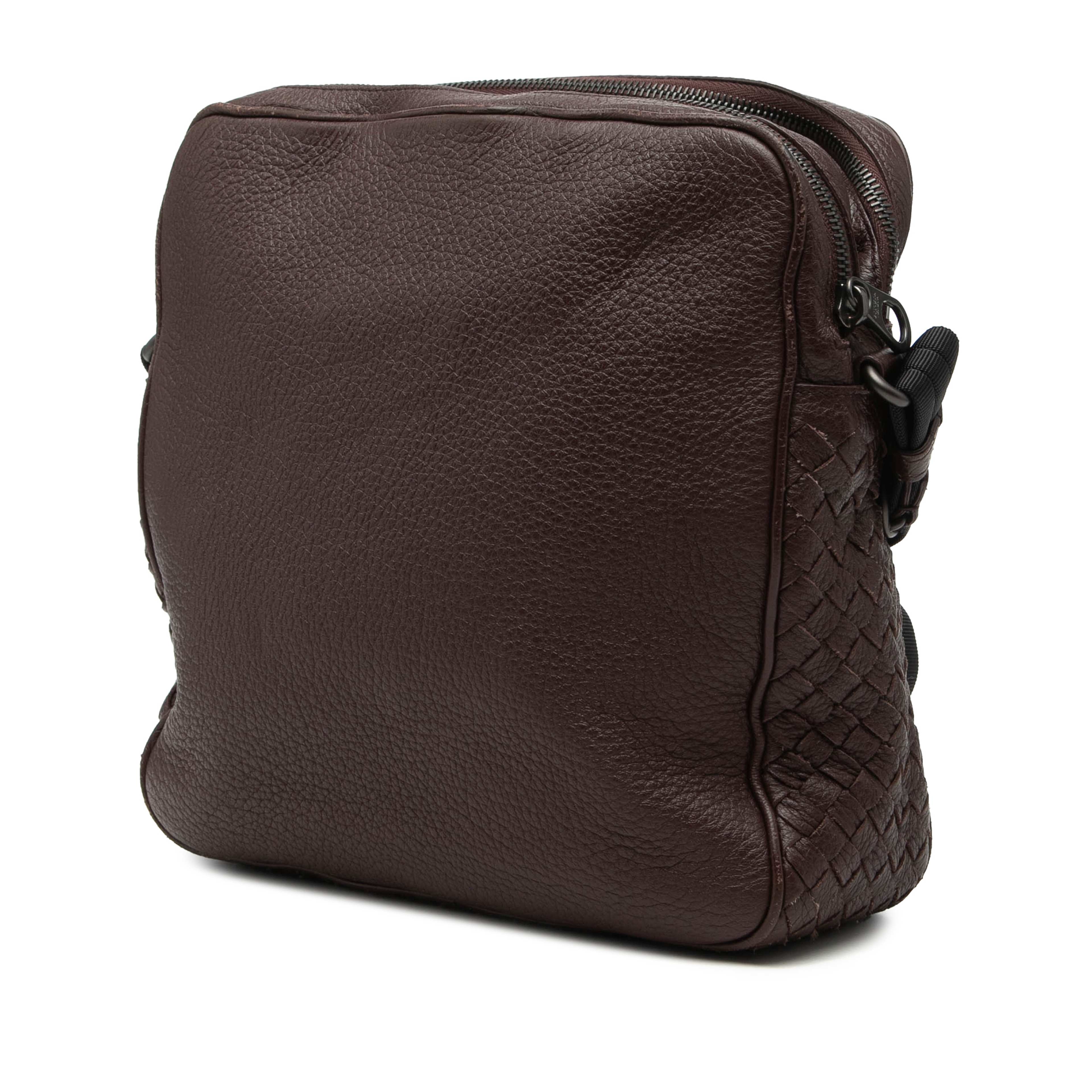 Bottega Veneta Intrecciato Trimmed Nappa Messenger Bag, från Luxclusif, i färgen dark brown. Klicka för att öppna bilden i stort format