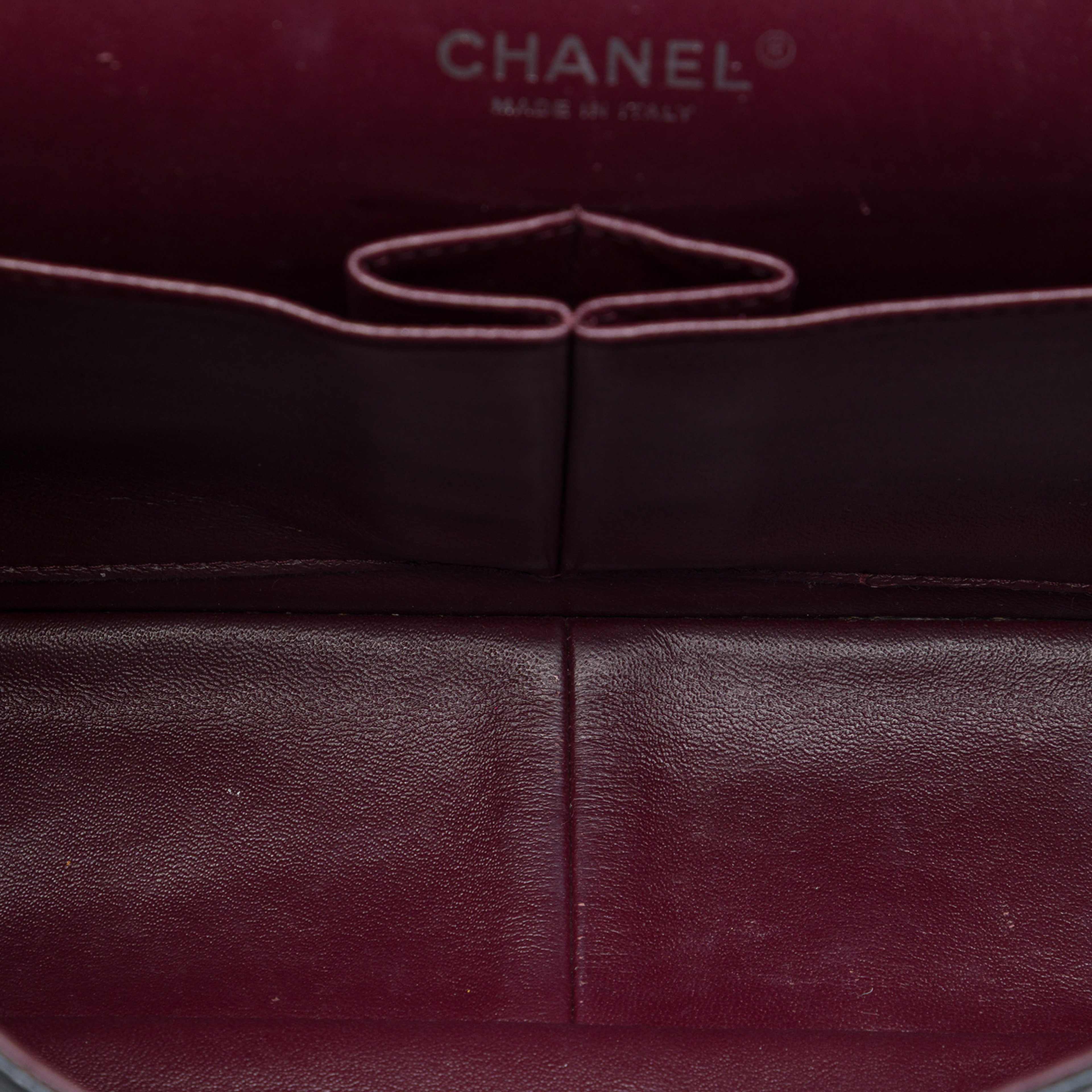 Chanel Jumbo Classic Caviar Double Flap, från Luxclusif, i färgen svart. Klicka för att öppna bilden i stort format