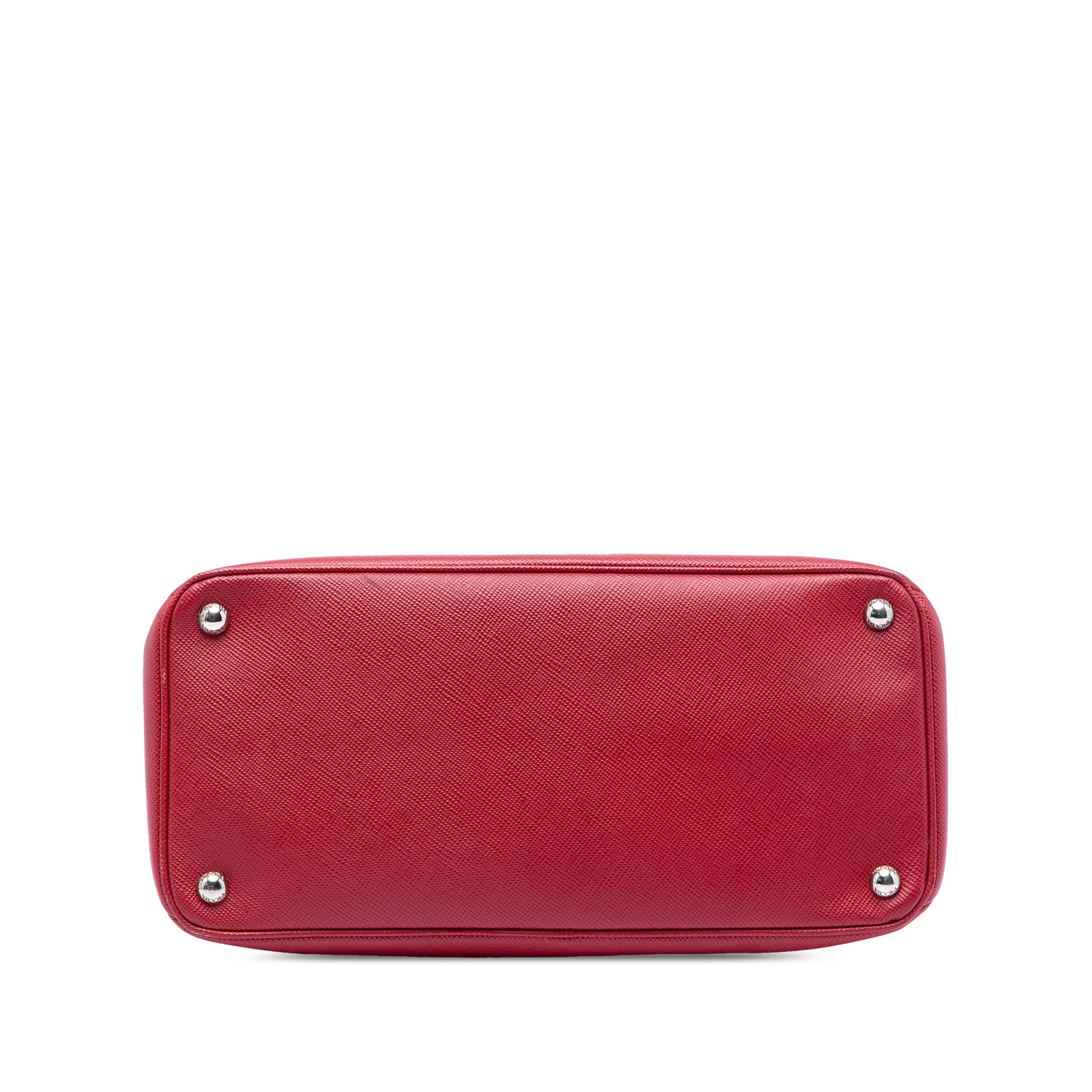 Prada Saffiano Cuir Turnlock Twin Satchel, från Luxclusif, i färgen röd. Klicka för att öppna bilden i stort format