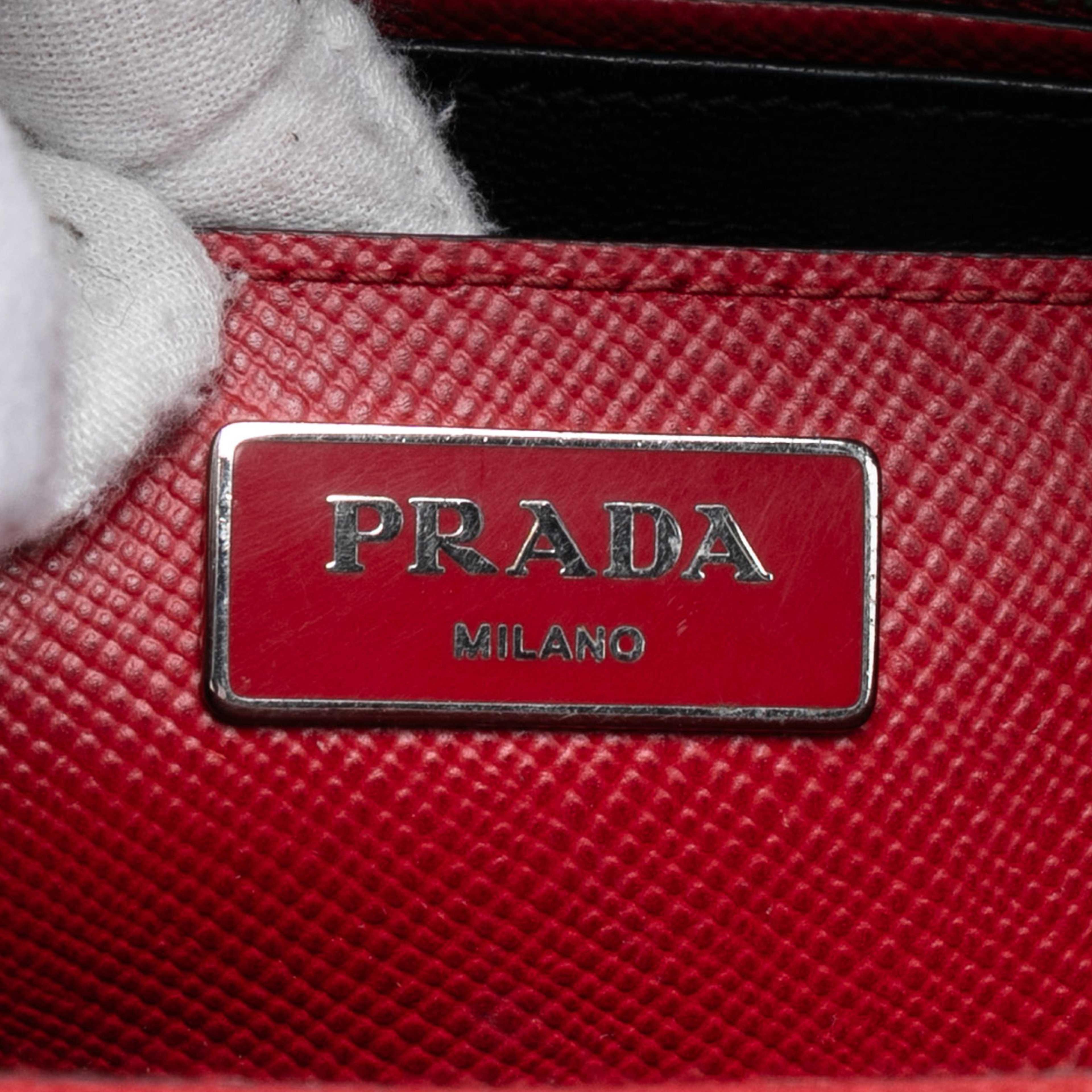 Prada Saffiano Cuir Turnlock Twin Satchel, från Luxclusif, i färgen red. Klicka för att öppna bilden i stort format