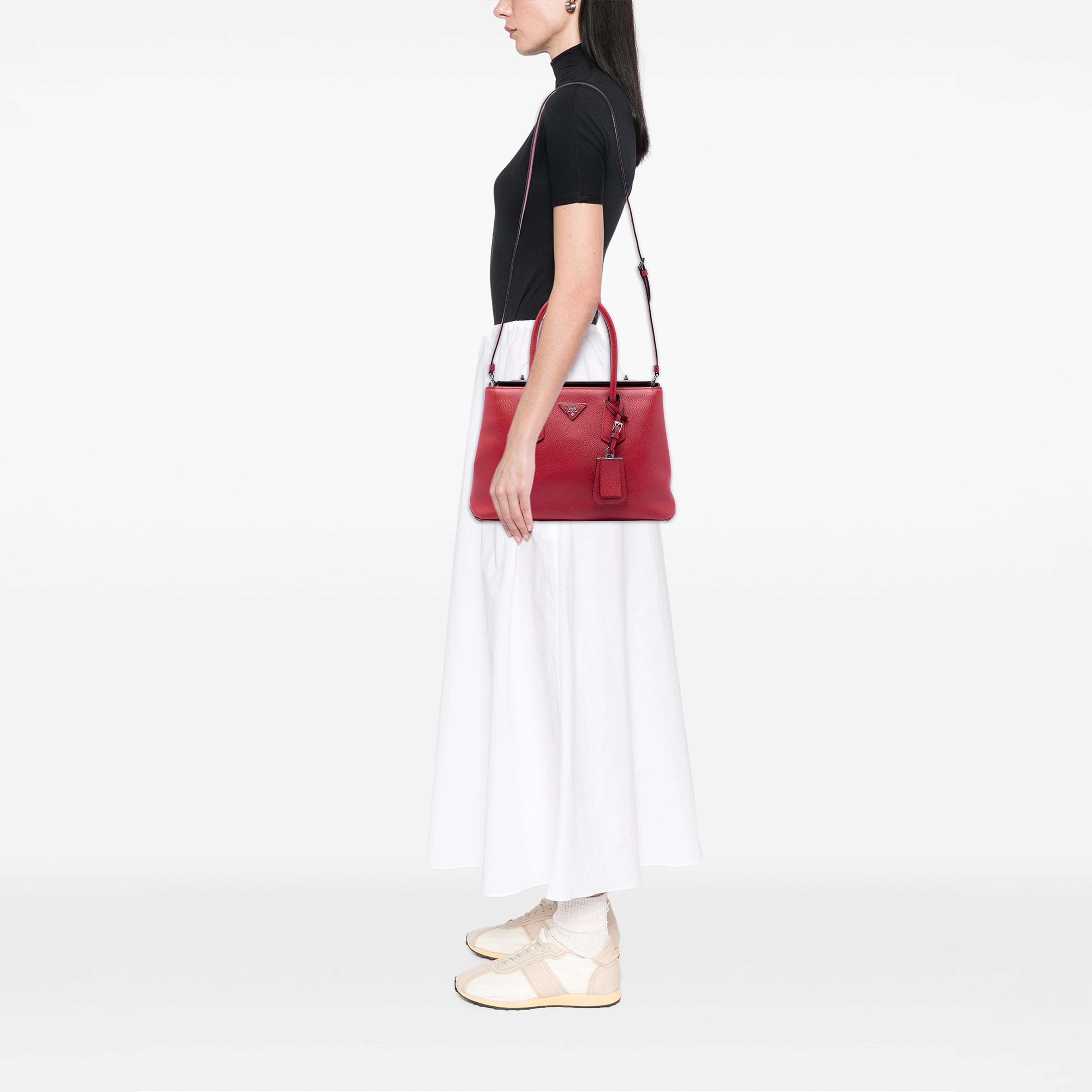 Prada Saffiano Cuir Turnlock Twin Satchel, från Luxclusif, i färgen röd. Klicka för att öppna bilden i stort format