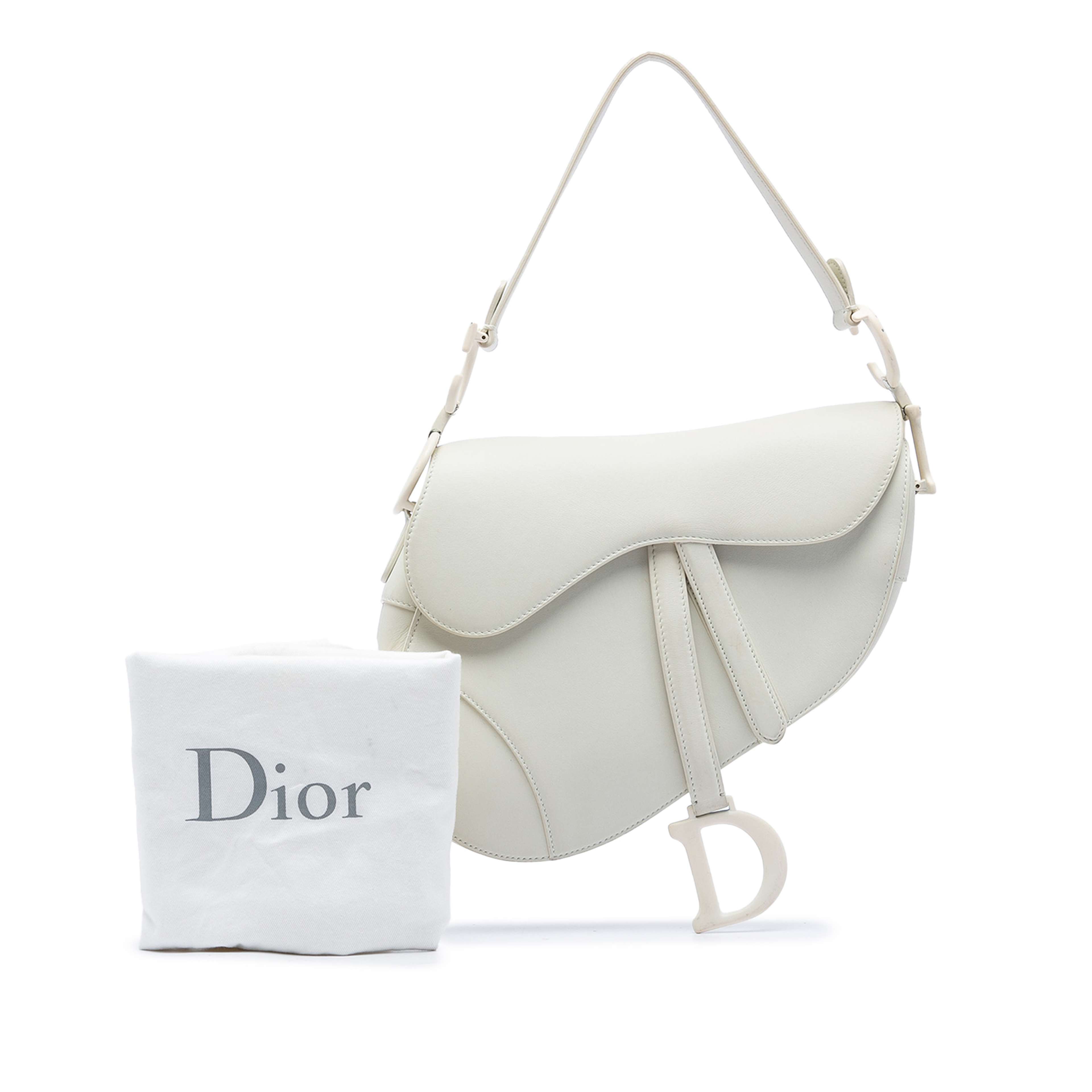 Dior Grained Calfskin Saddle Bag, från Luxclusif, i färgen vit. Klicka för att öppna bilden i stort format