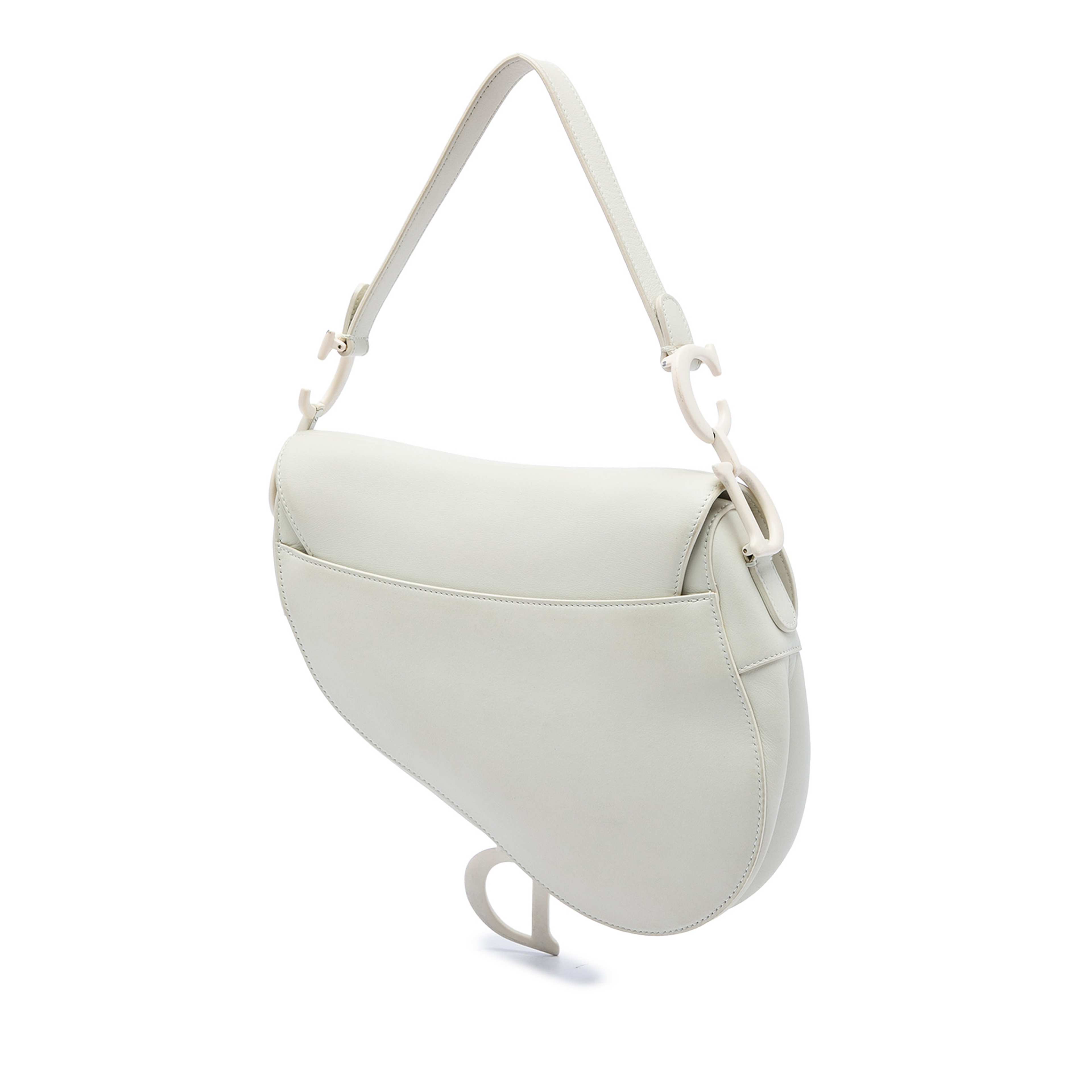 Dior Grained Calfskin Saddle Bag, från Luxclusif, i färgen vit. Klicka för att öppna bilden i stort format