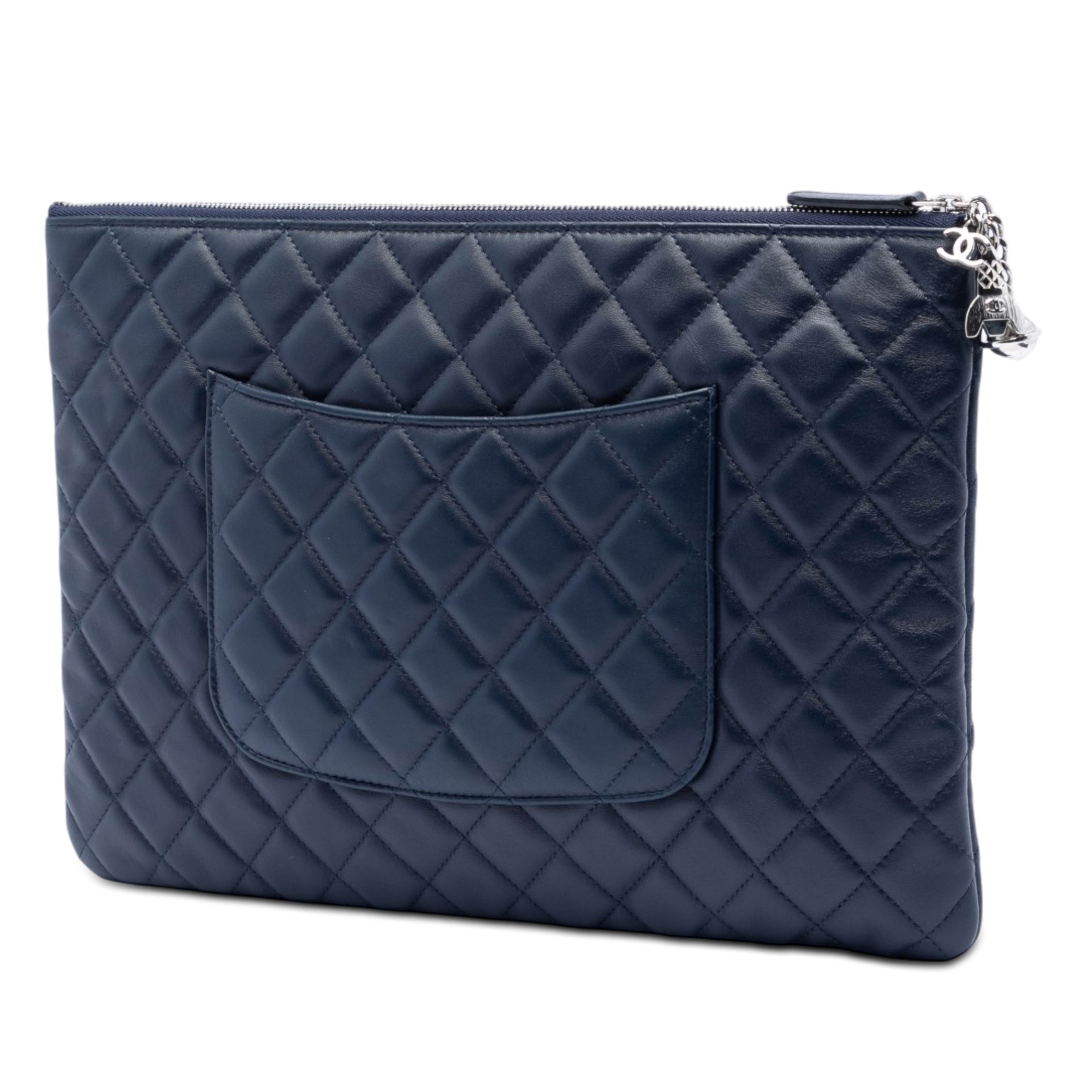 Chanel Large Quilted Lambskin Cosmo Charm O Case Clutch, från Luxclusif, i färgen blå. Klicka för att öppna bilden i stort format