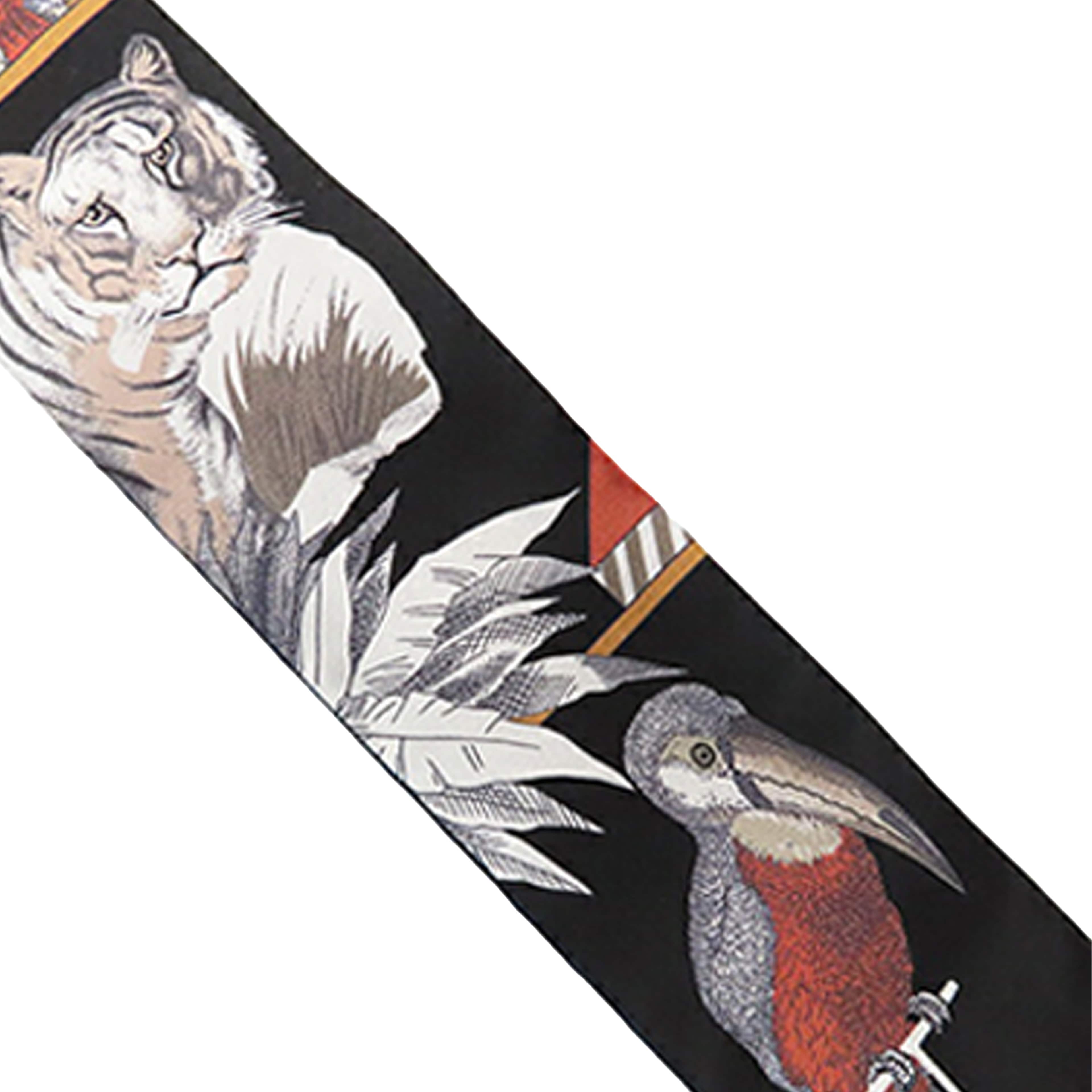 Hermès Grand Theatre Nouveau Silk Twilly Scarf, från Luxclusif, i färgen taupe. Klicka för att öppna bilden i stort format