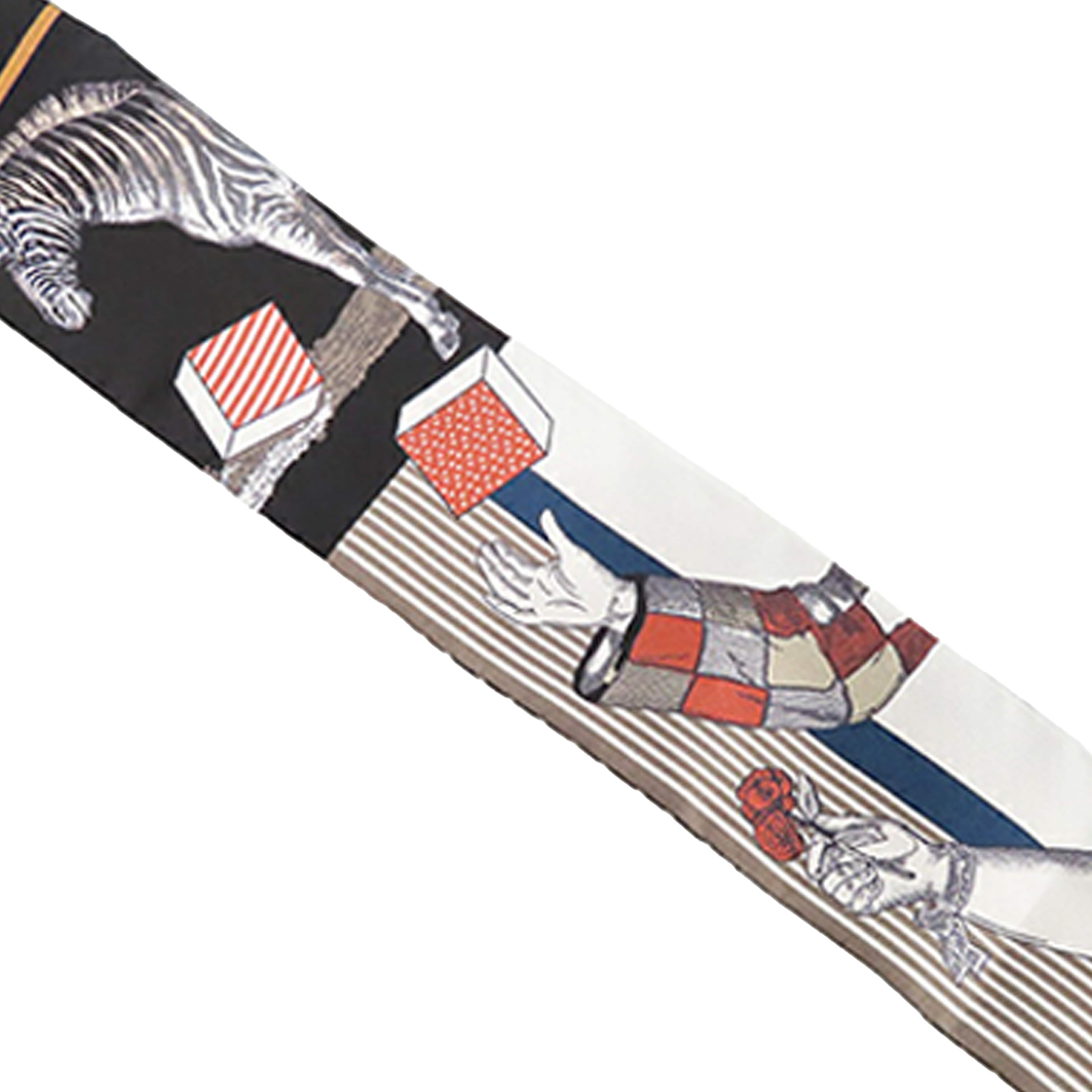 Hermès Grand Theatre Nouveau Silk Twilly Scarf, från Luxclusif, i färgen taupe. Klicka för att öppna bilden i stort format