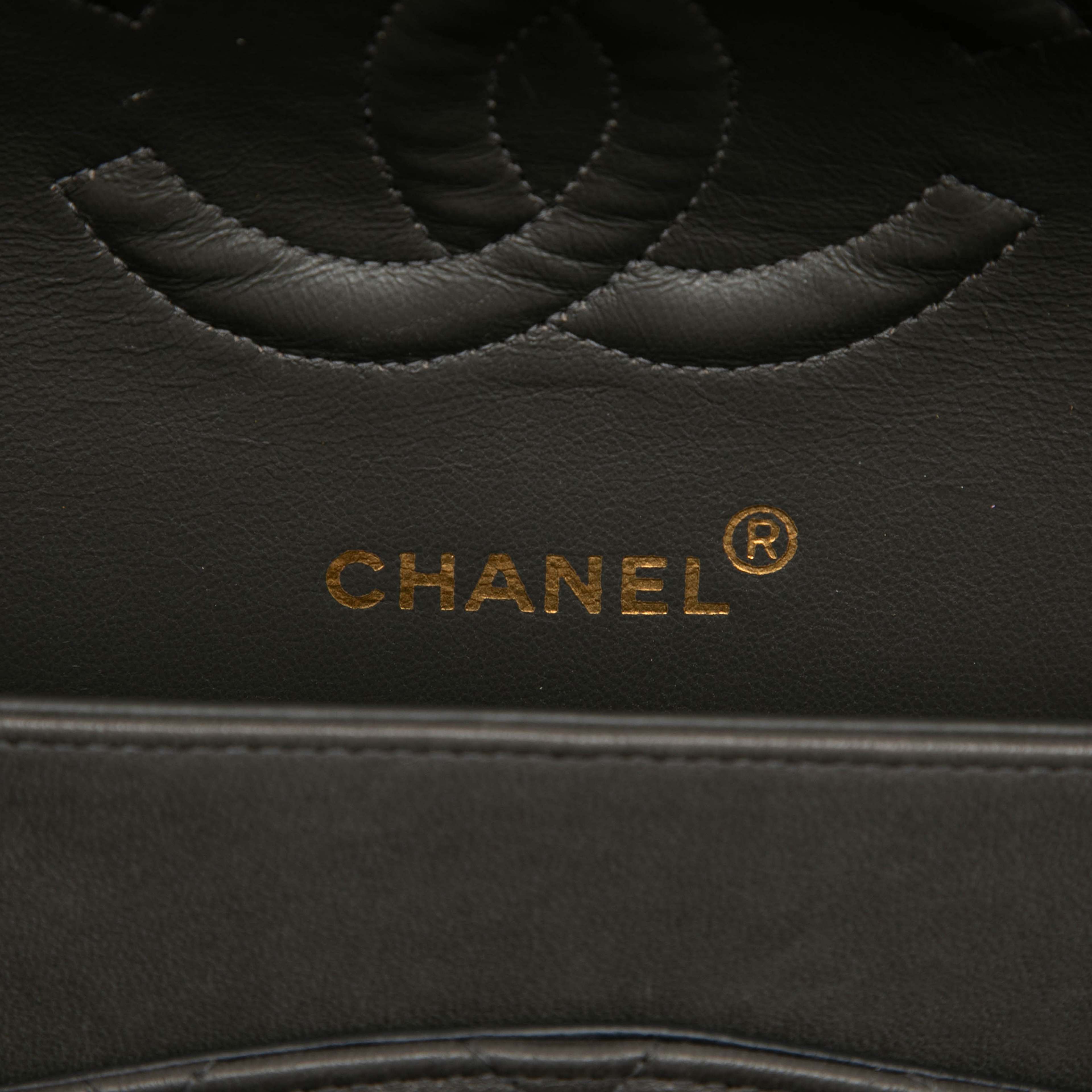 Chanel Medium Classic Lambskin Double Flap, från Luxclusif, i färgen grå. Klicka för att öppna bilden i stort format