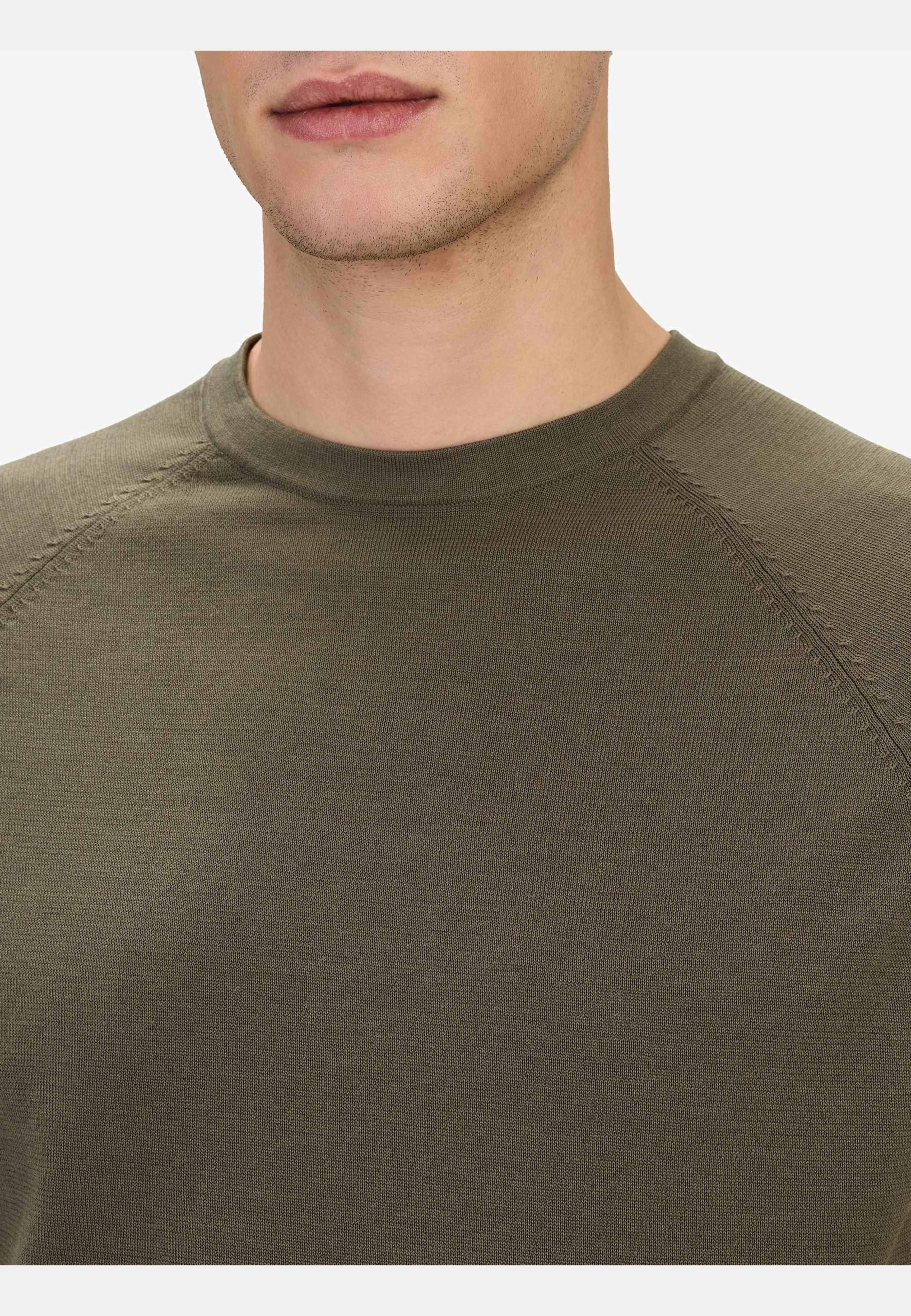 Cotton Silk Raglan Tee (ragnar), från John Henric, i färgen green. Klicka för att öppna bilden i stort format