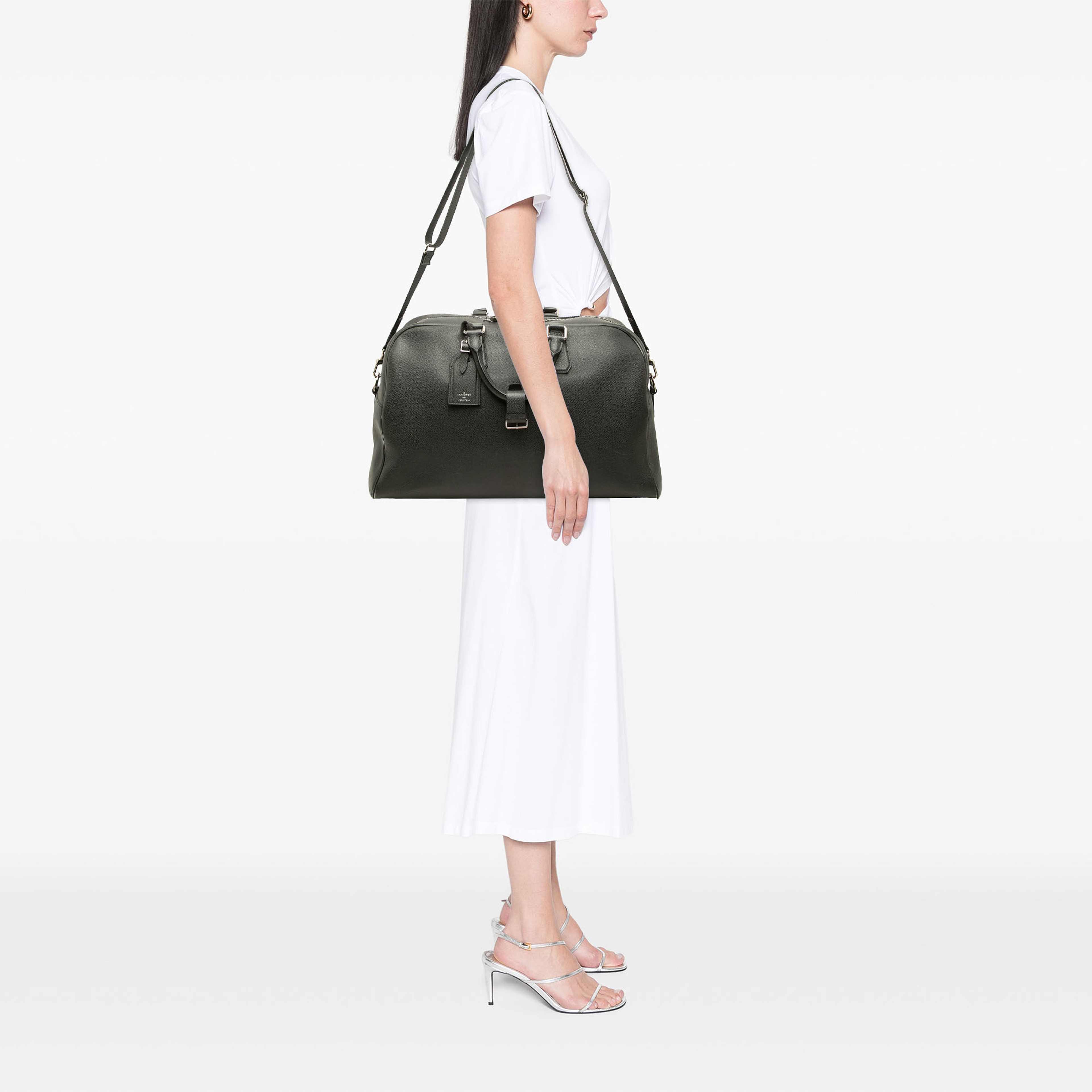 Louis Vuitton Taiga Neo Kendall, från Luxclusif, i färgen grå. Klicka för att öppna bilden i stort format