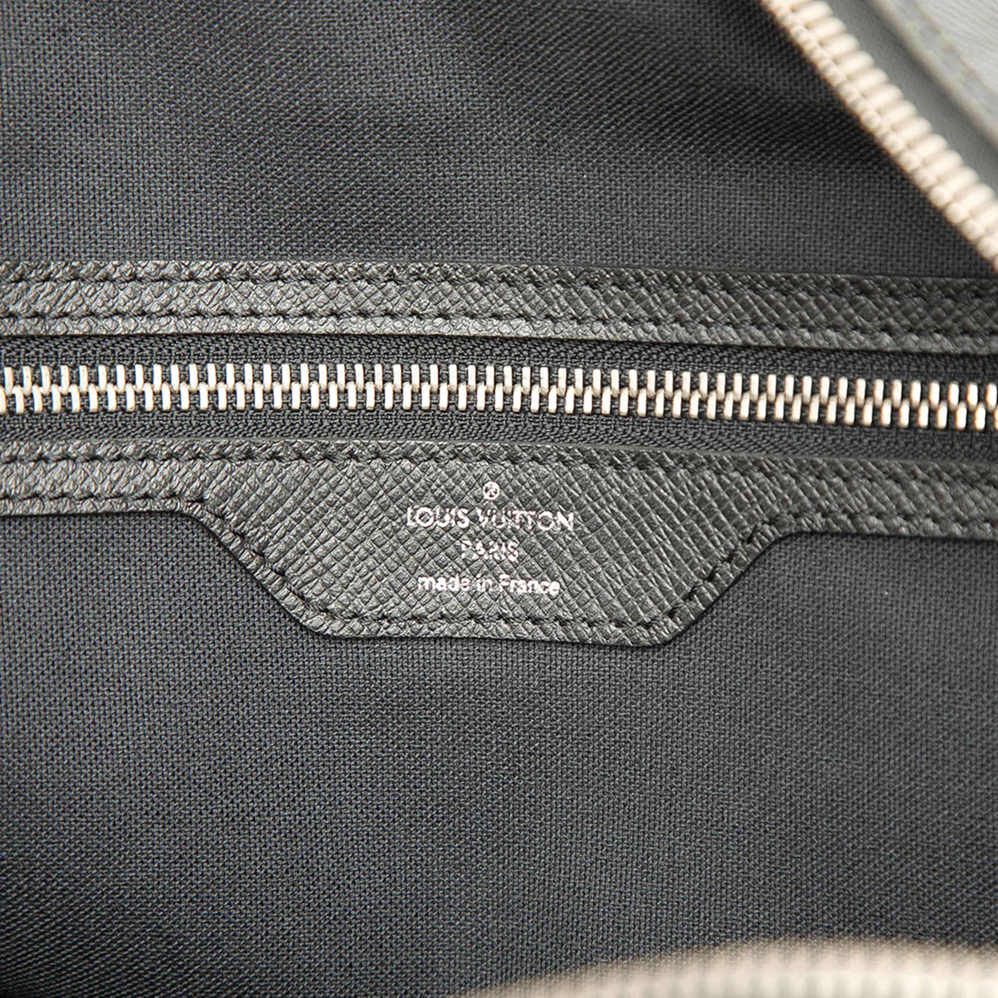 Louis Vuitton Taiga Neo Kendall, från Luxclusif, i färgen grå. Klicka för att öppna bilden i stort format