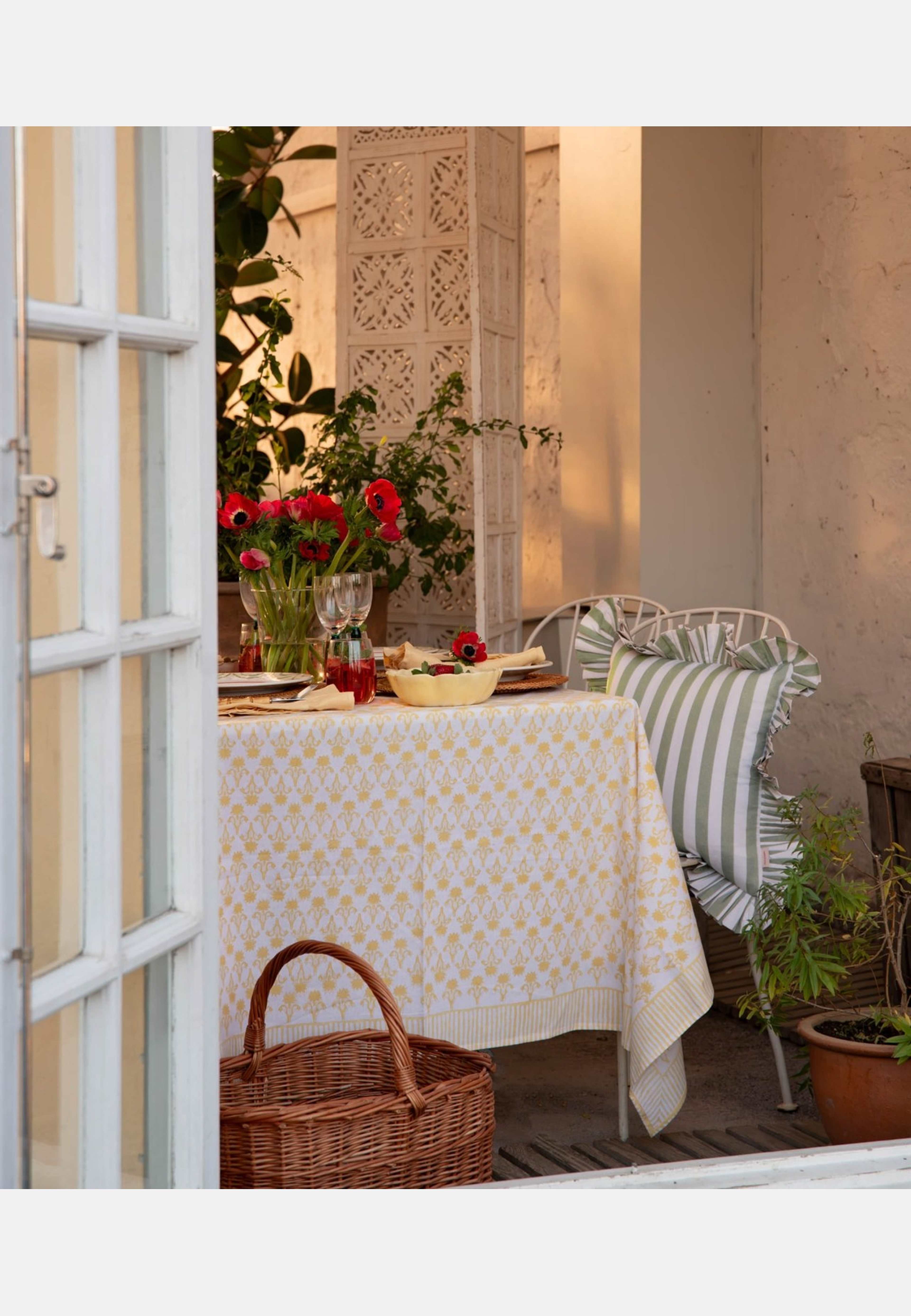 Lily Bordsduk - 150x350 Cm, från Pick A Poppy, i färgen yellow. Klicka för att öppna bilden i stort format