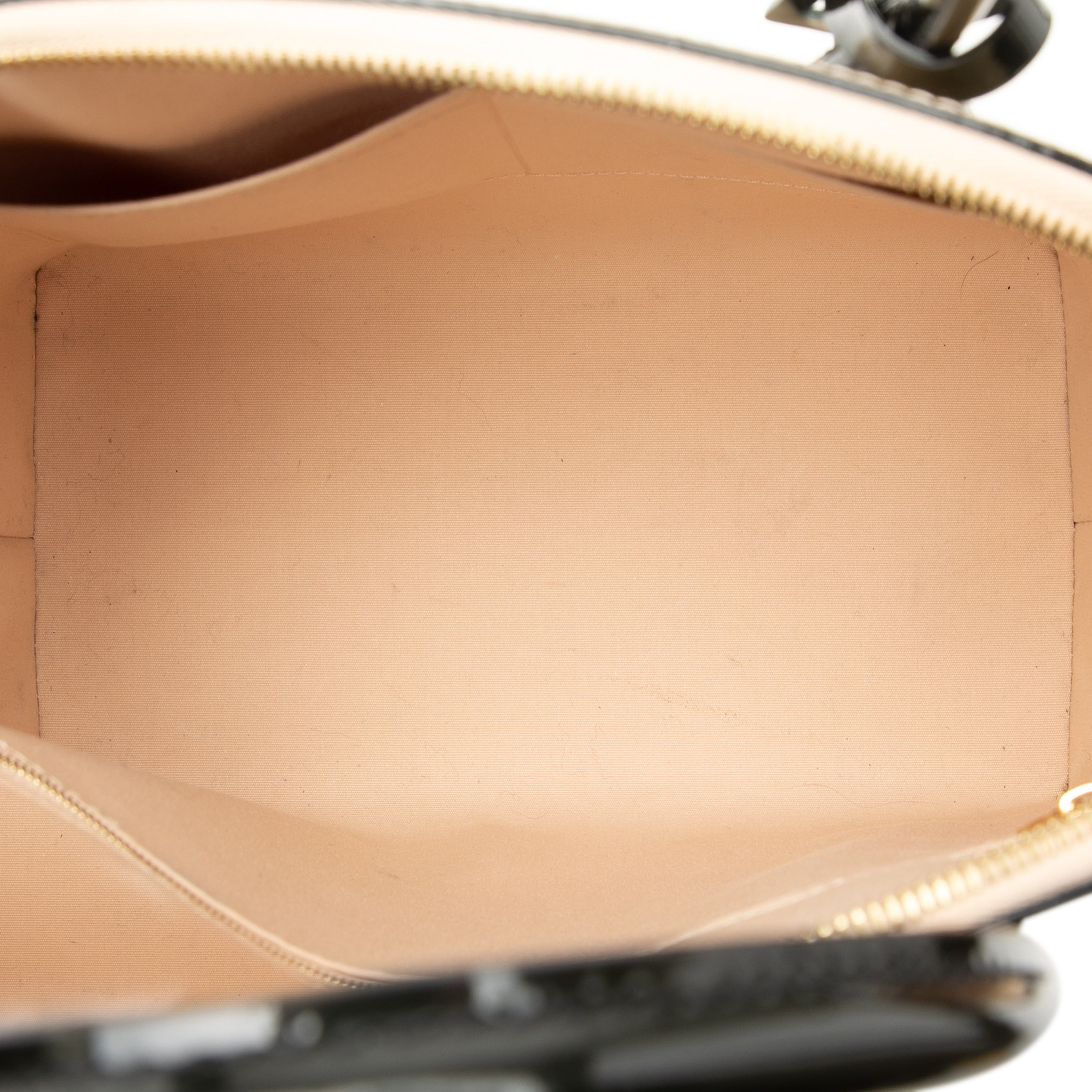 Louis Vuitton Monogram Vernis Lockit Pm, från Luxclusif, i färgen beige. Klicka för att öppna bilden i stort format