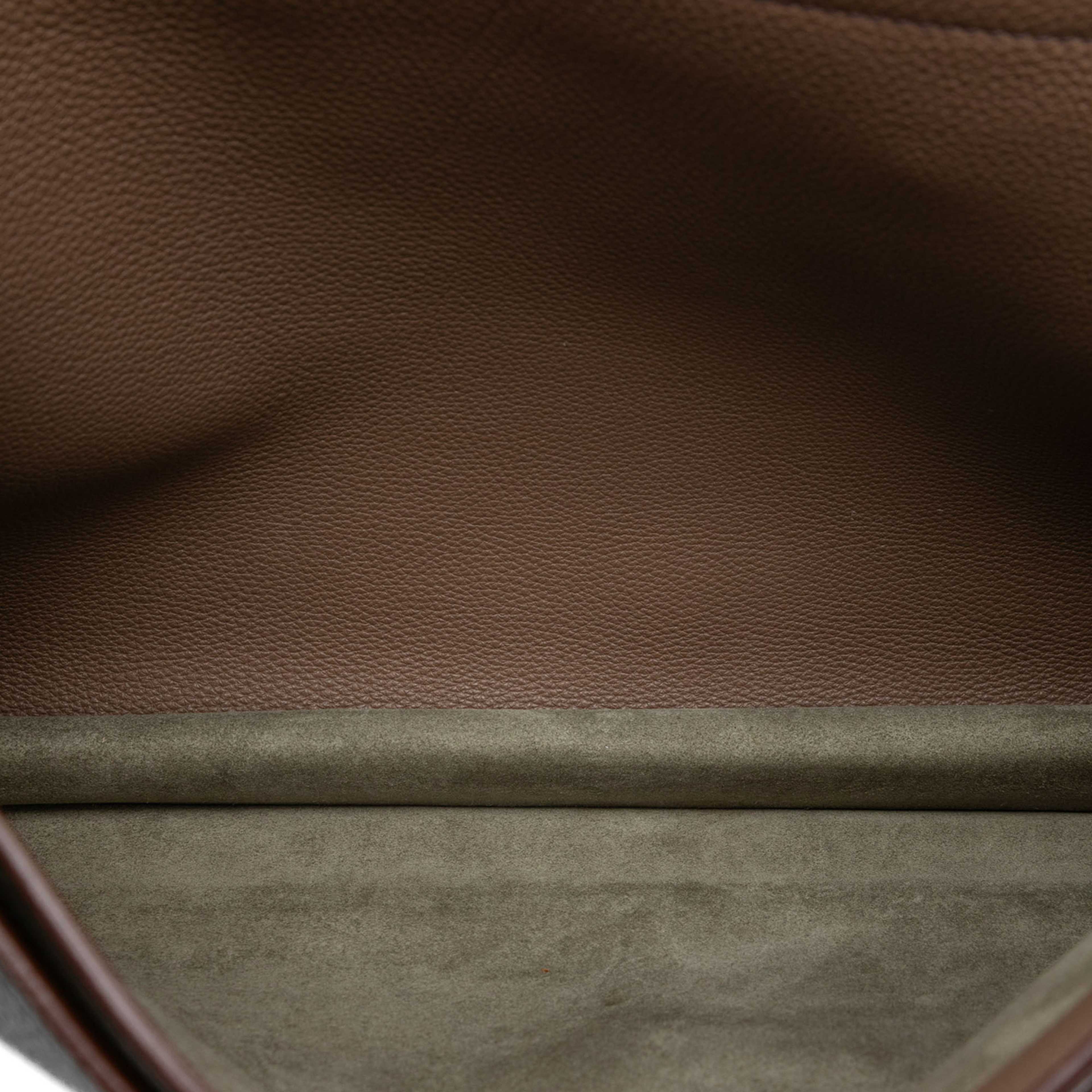 Hermès Togo Sac A Depeches 38, från Luxclusif, i färgen dark khaki. Klicka för att öppna bilden i stort format