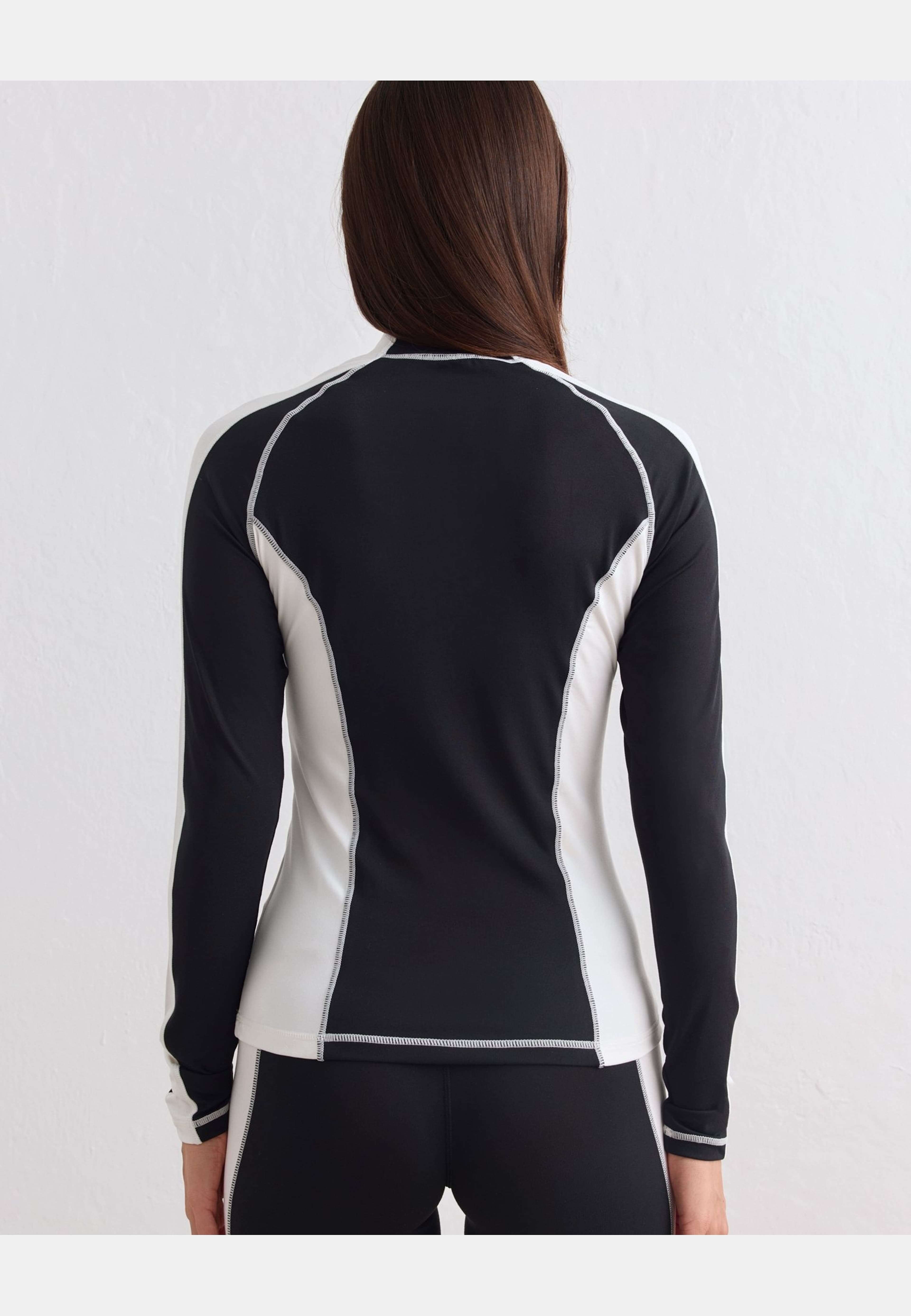 Soft Basic Baselayer Long Sleeve, från aim'n, i färgen black/white. Klicka för att öppna bilden i stort format