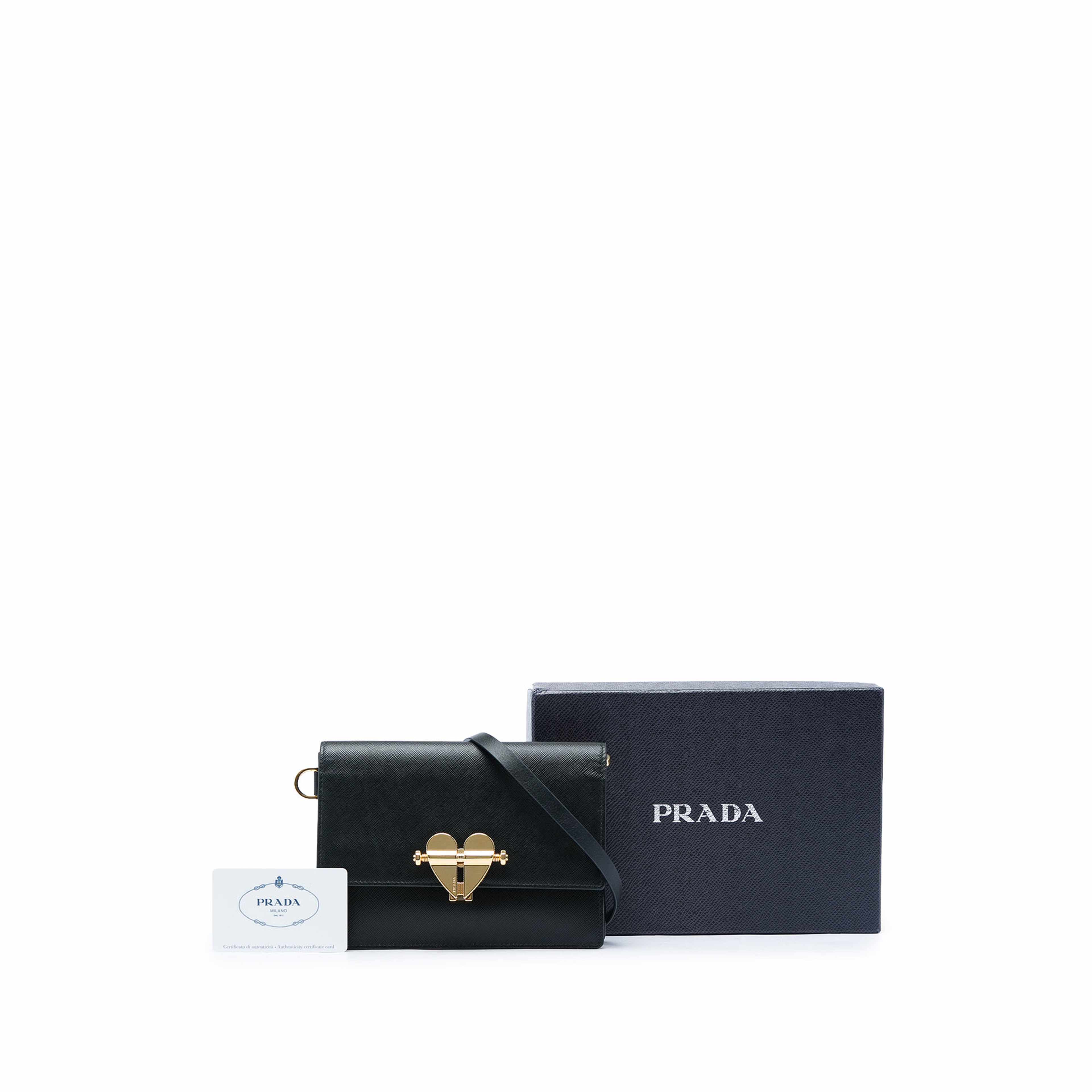 Prada Saffiano Heart Lock Crossbody, från Luxclusif, i färgen svart. Klicka för att öppna bilden i stort format