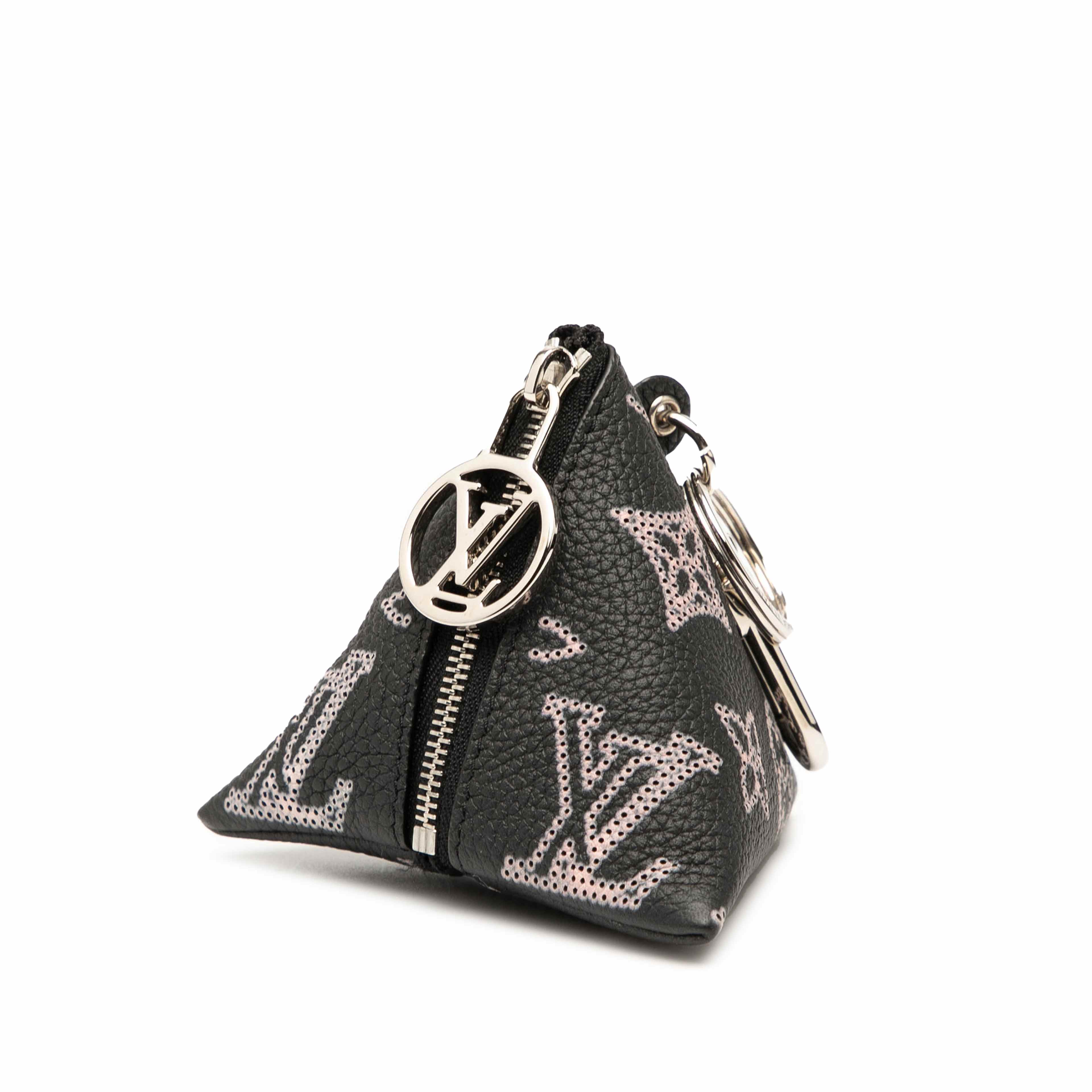 Louis Vuitton Monogram Mahina Berlingo Key Pouch, från Luxclusif, i färgen black. Klicka för att öppna bilden i stort format