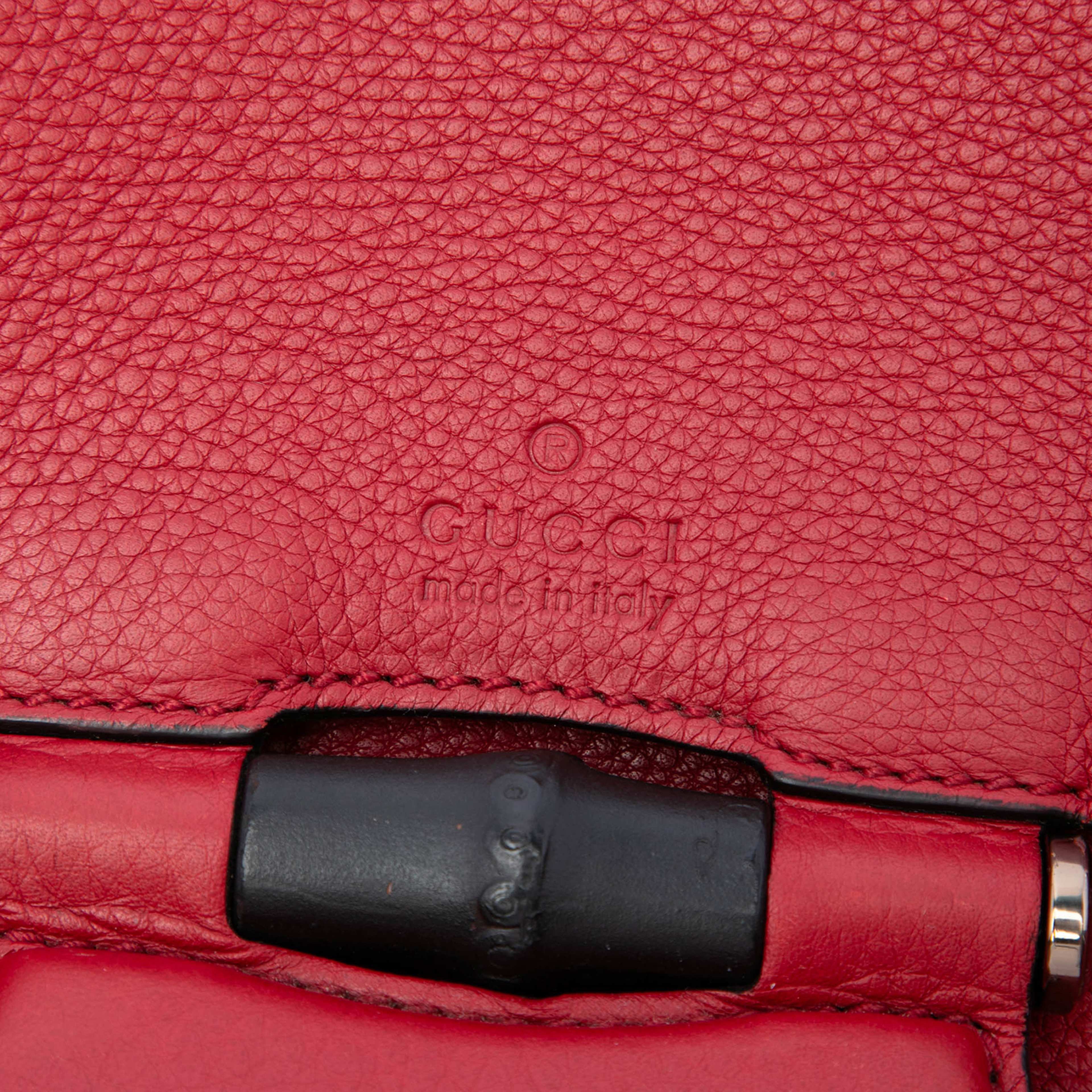 Gucci Medium Leather Bamboo Nouveau Fringe Crossbody, från Luxclusif, i färgen röd. Klicka för att öppna bilden i stort format