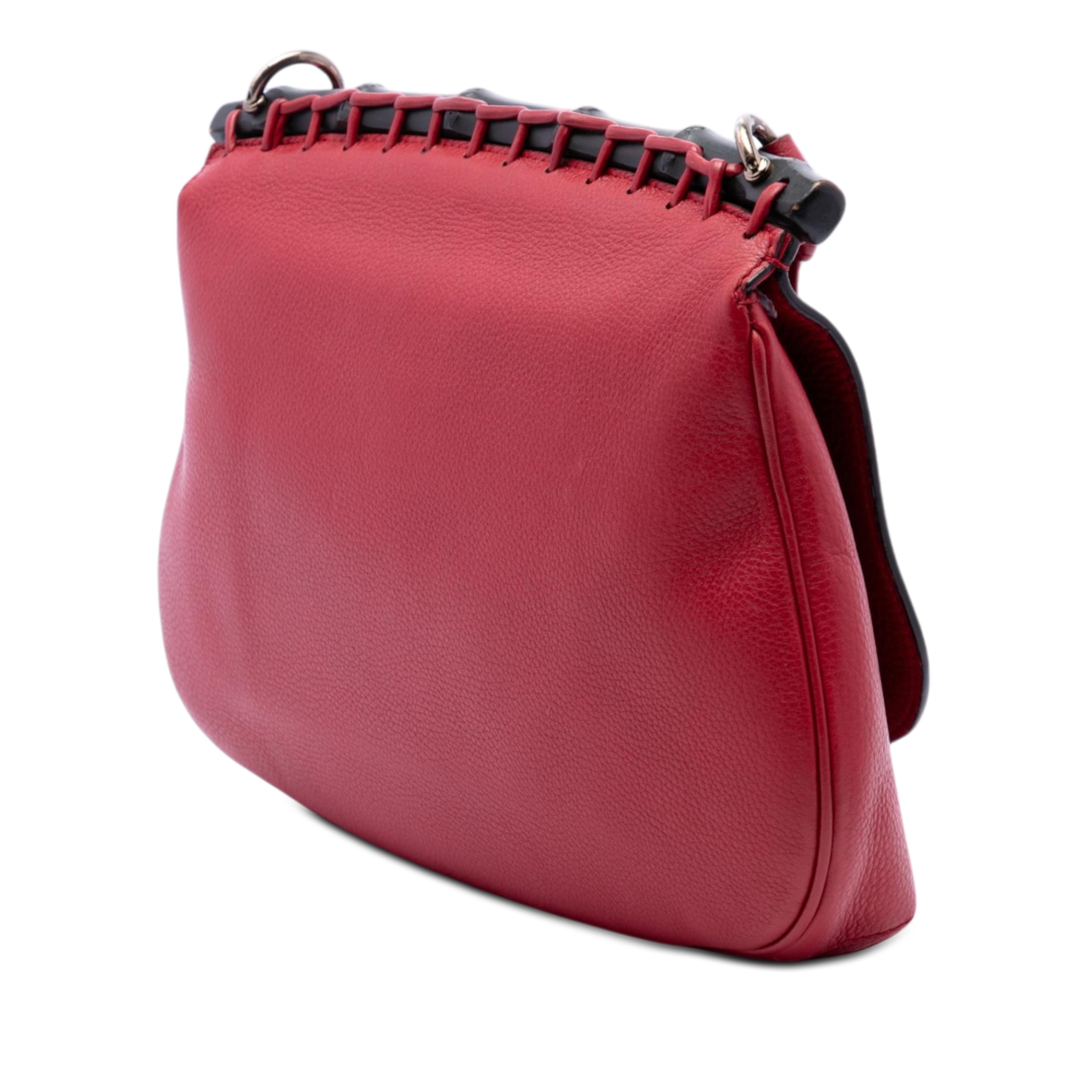 Gucci Medium Leather Bamboo Nouveau Fringe Crossbody, från Luxclusif, i färgen röd. Klicka för att öppna bilden i stort format