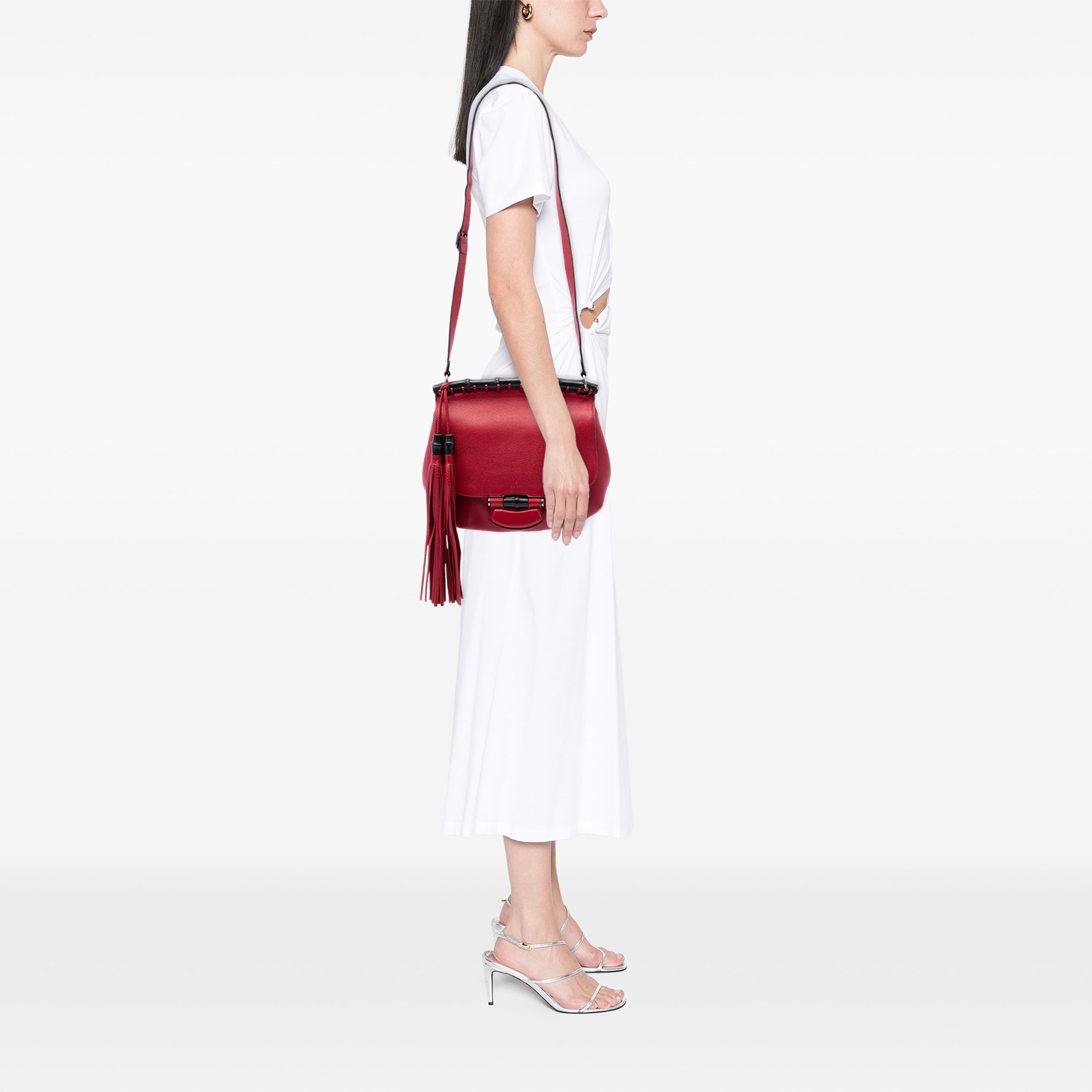 Gucci Medium Leather Bamboo Nouveau Fringe Crossbody, från Luxclusif, i färgen röd. Klicka för att öppna bilden i stort format