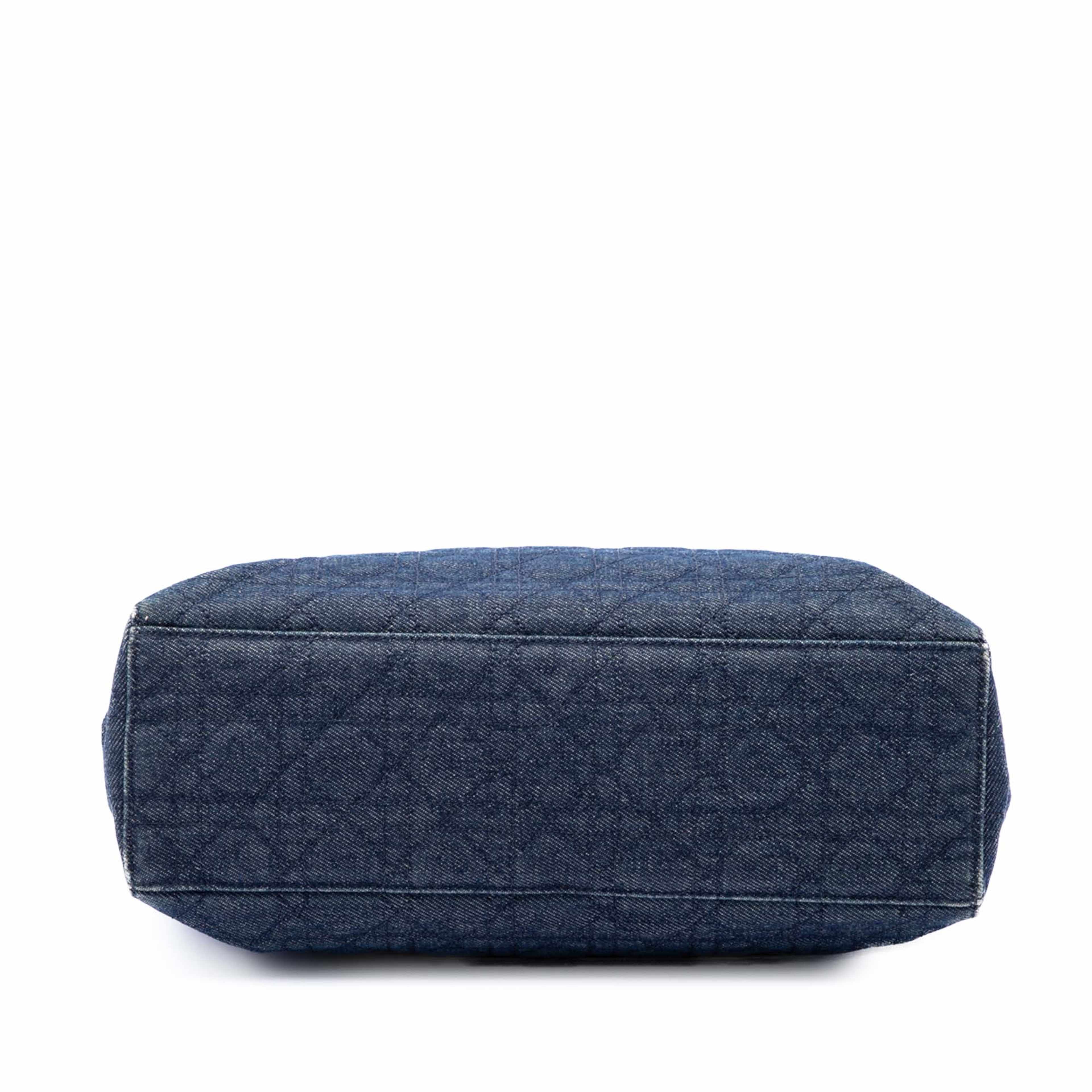Dior Large Denim Cannage Lady Dior, från Luxclusif, i färgen blå. Klicka för att öppna bilden i stort format