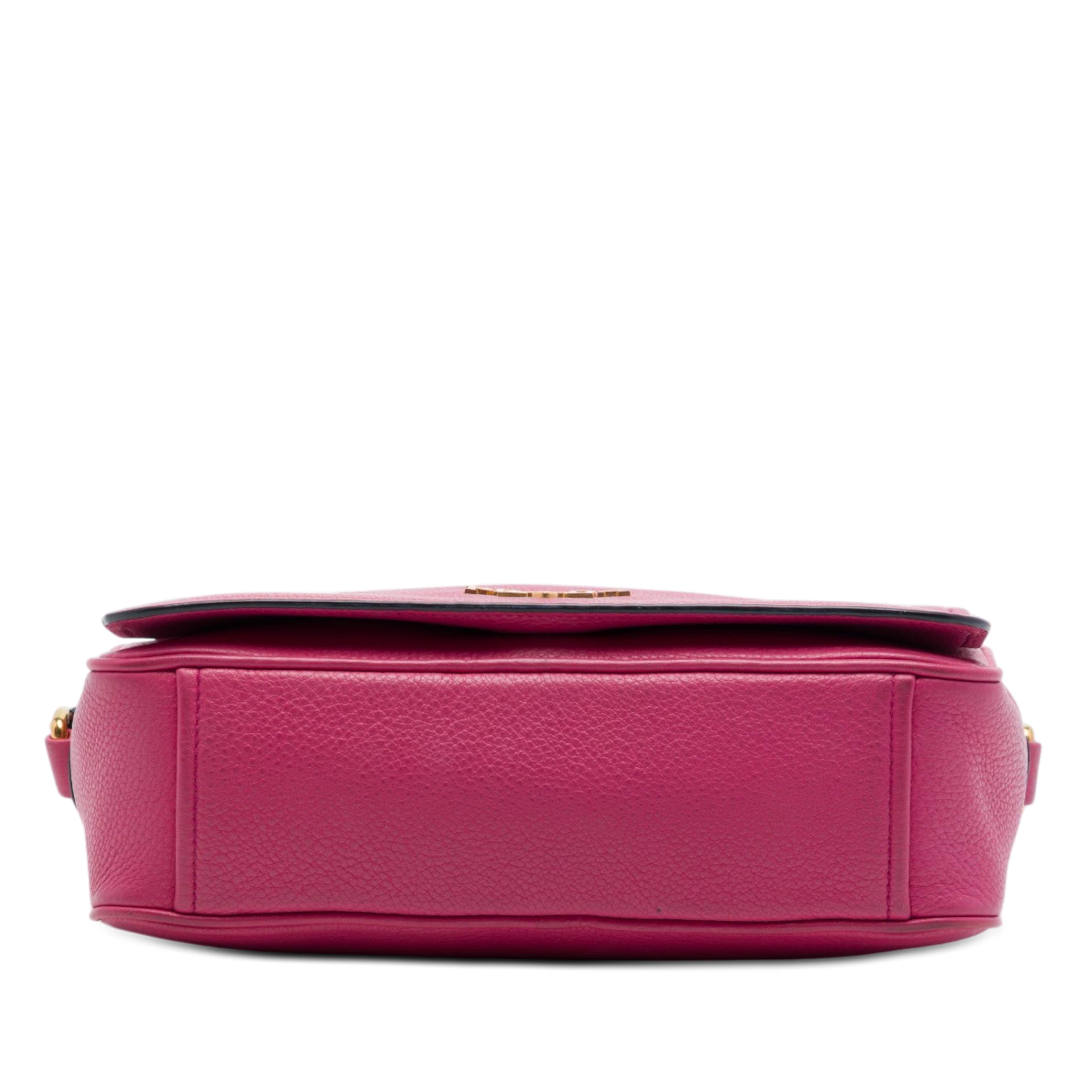 Prada Vitello Phenix Flap Crossbody, från Luxclusif, i färgen rosa. Klicka för att öppna bilden i stort format