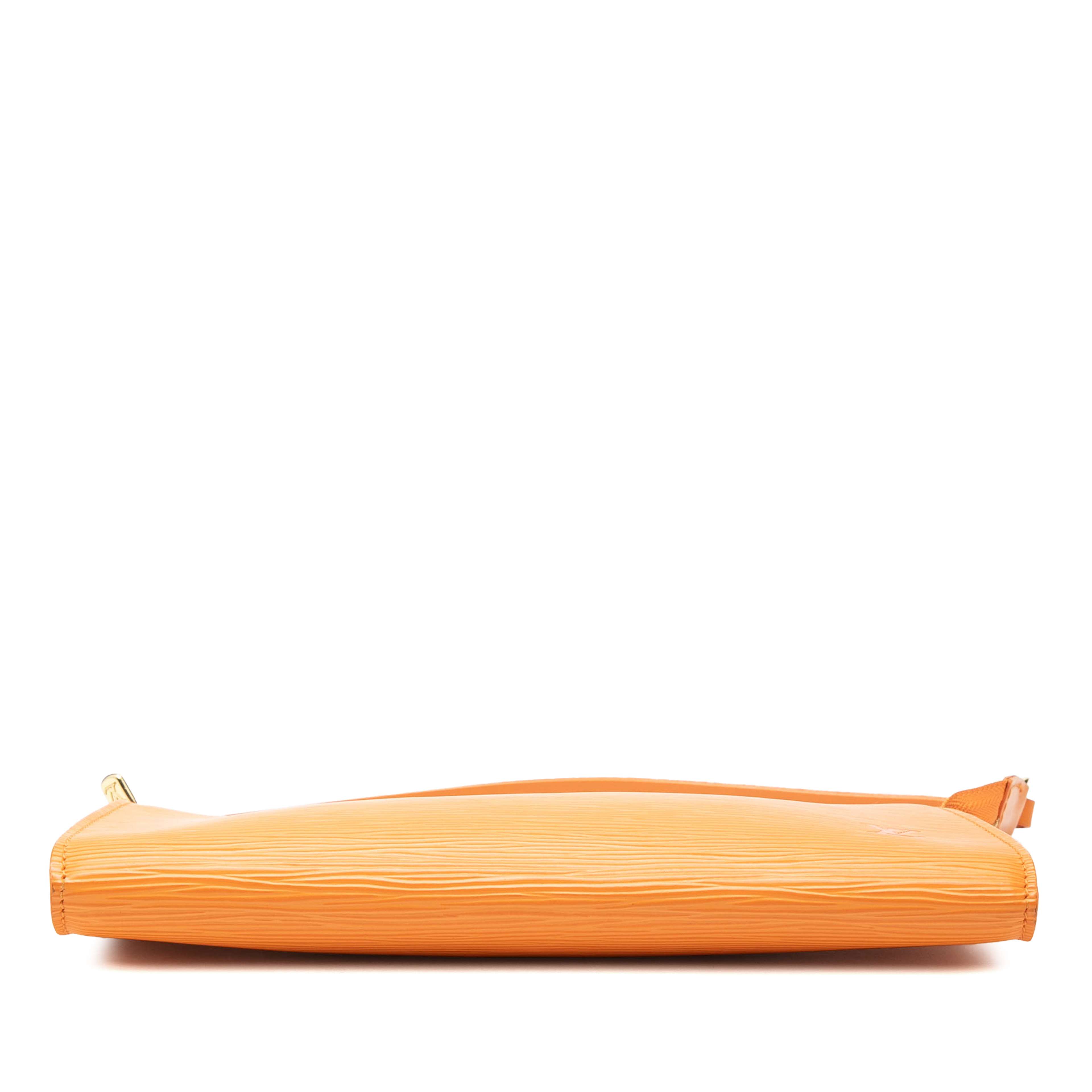 Louis Vuitton Epi Pochette Accessoires, från Luxclusif, i färgen orange. Klicka för att öppna bilden i stort format
