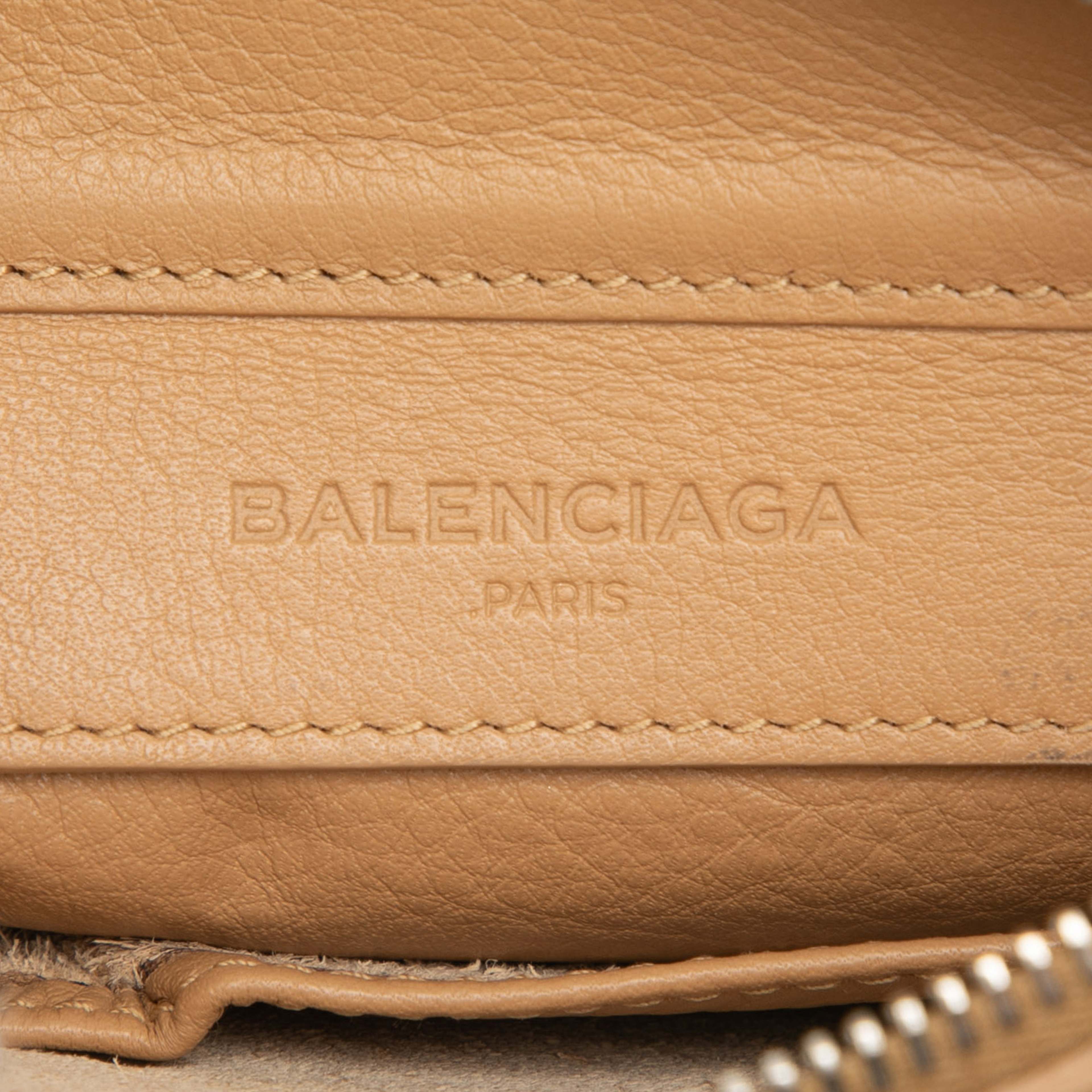 Balenciaga Xs Leather Papier Triple Zip Around Crossbody, från Luxclusif, i färgen beige. Klicka för att öppna bilden i stort format