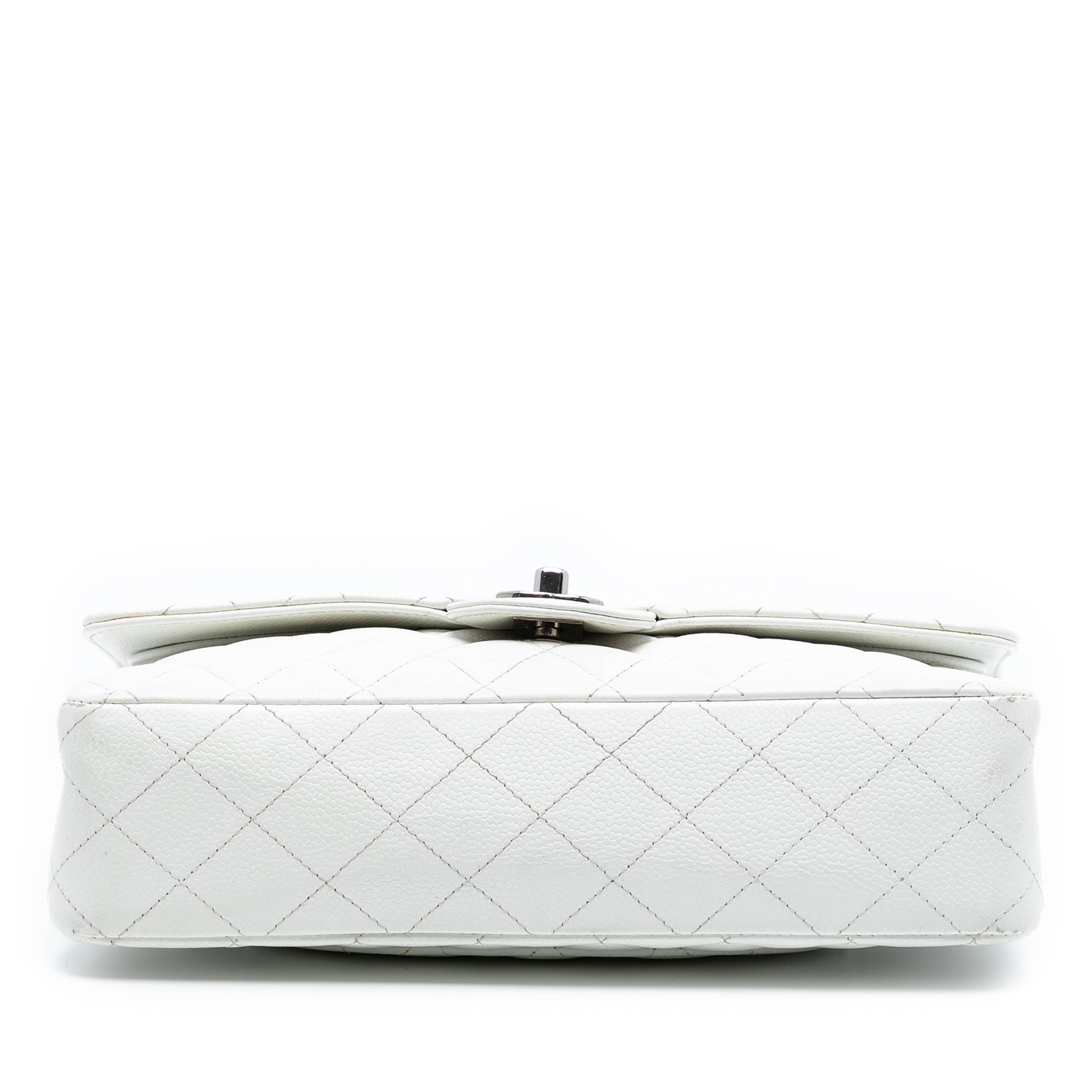 Chanel Medium Classic Caviar Double Flap, från Luxclusif, i färgen off white. Klicka för att öppna bilden i stort format