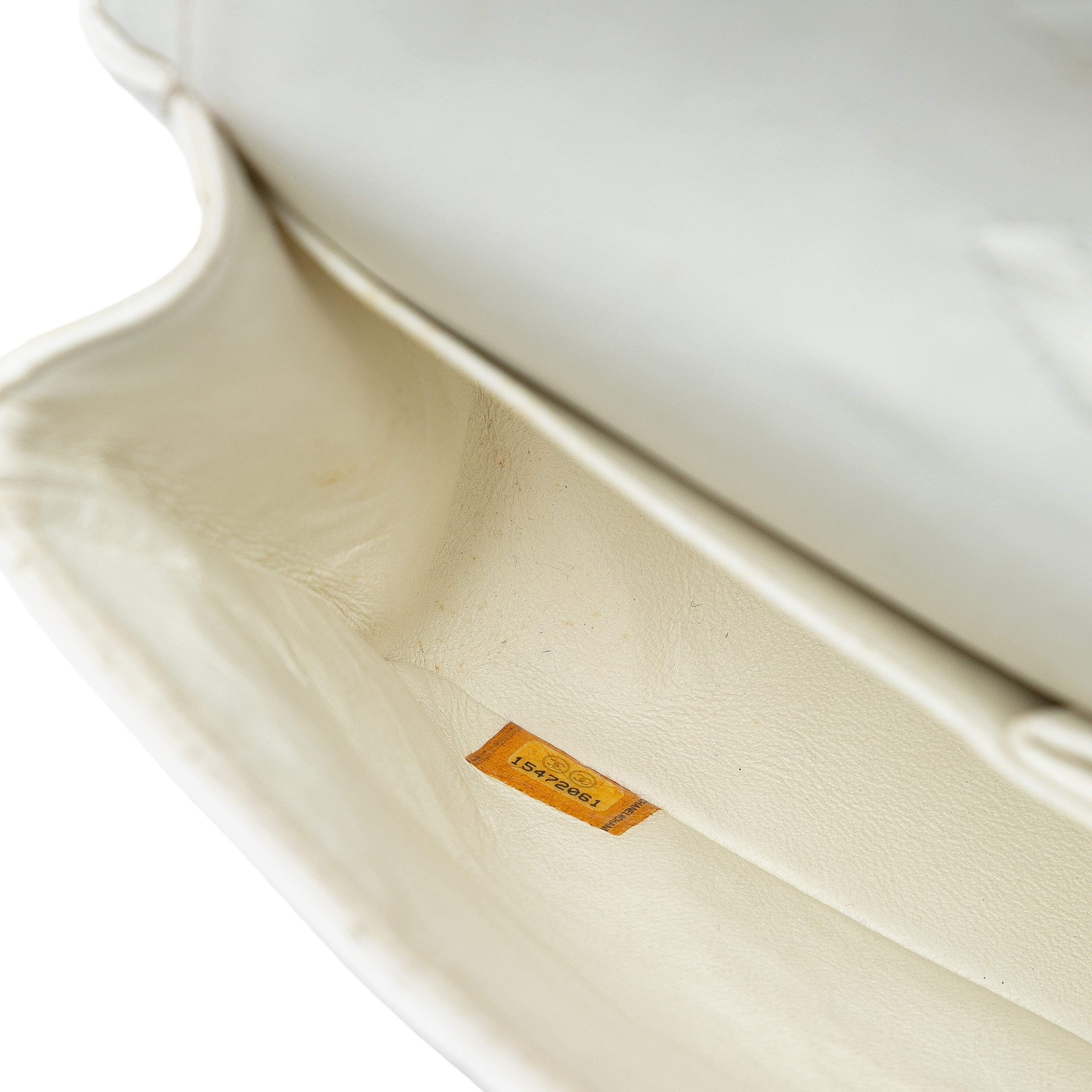 Chanel Medium Classic Caviar Double Flap, från Luxclusif, i färgen off white. Klicka för att öppna bilden i stort format