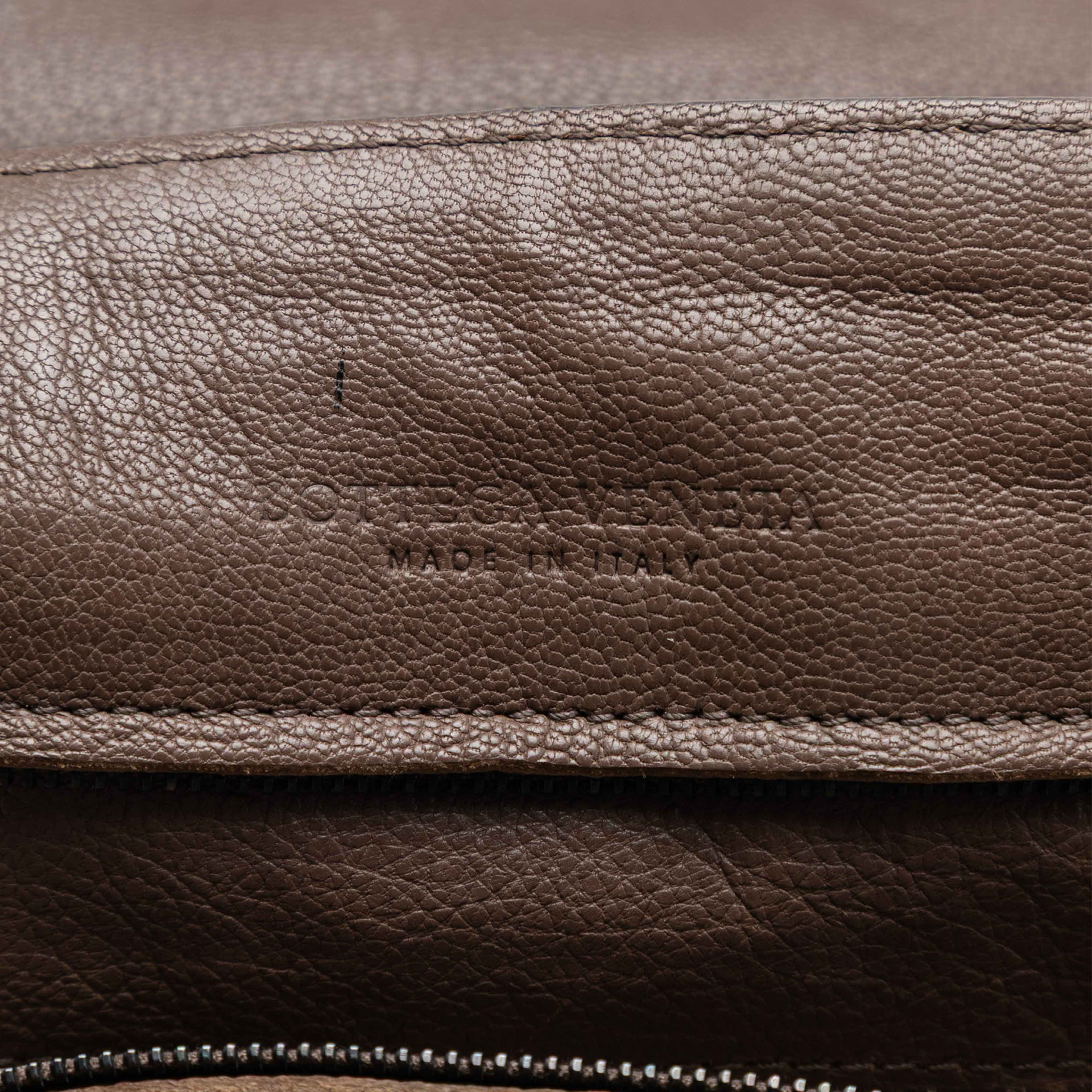 Bottega Veneta Intrecciato Trimmed Nappa Business Bag, från Luxclusif, i färgen dark brown. Klicka för att öppna bilden i stort format